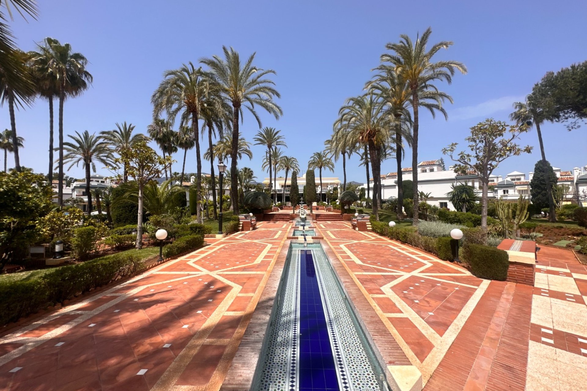 Dominion Beach, Esteona