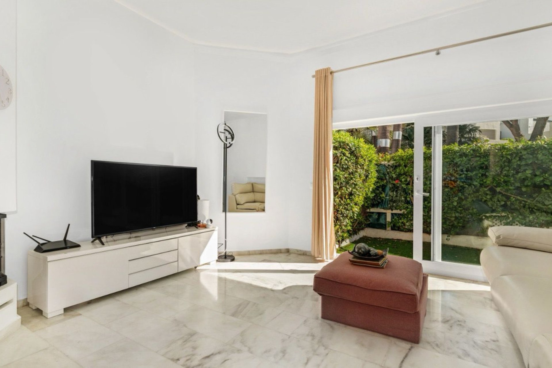 Resale - Apartment - Ground Floor Apartment - Marbella - Elviria