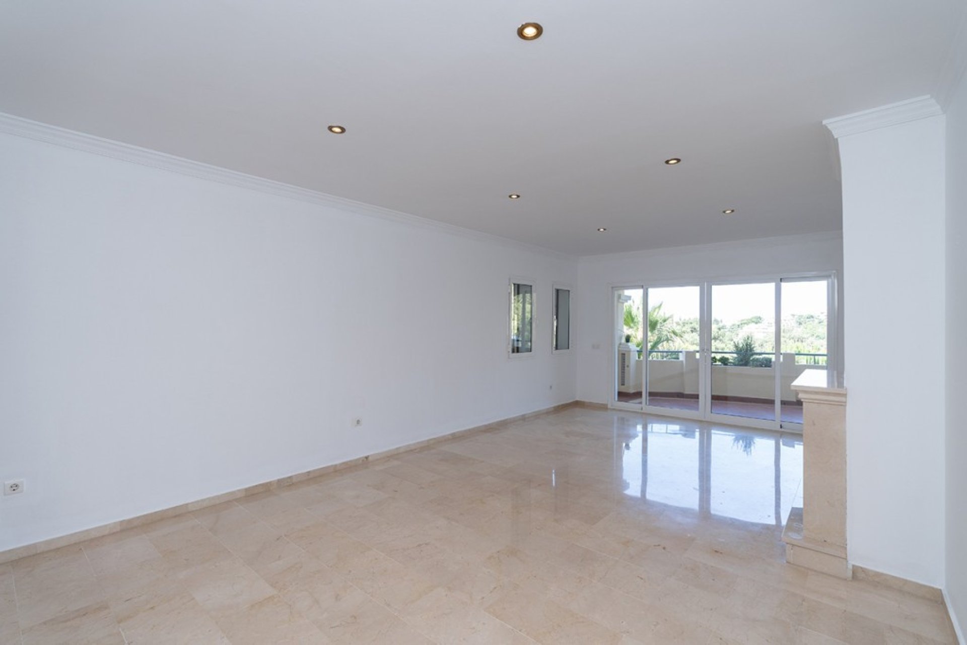 Resale - Apartment - Ground Floor Apartment - Marbella - Elviria