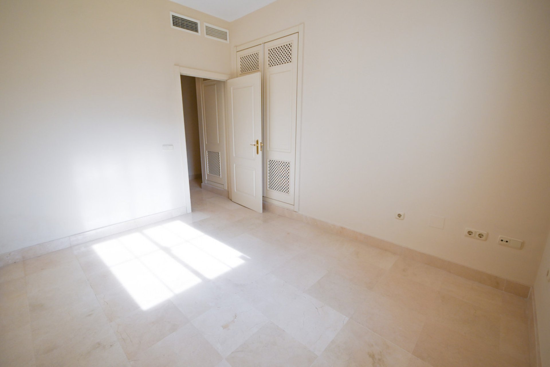 Resale - Apartment - Ground Floor Apartment - Marbella - Guadalmina Alta