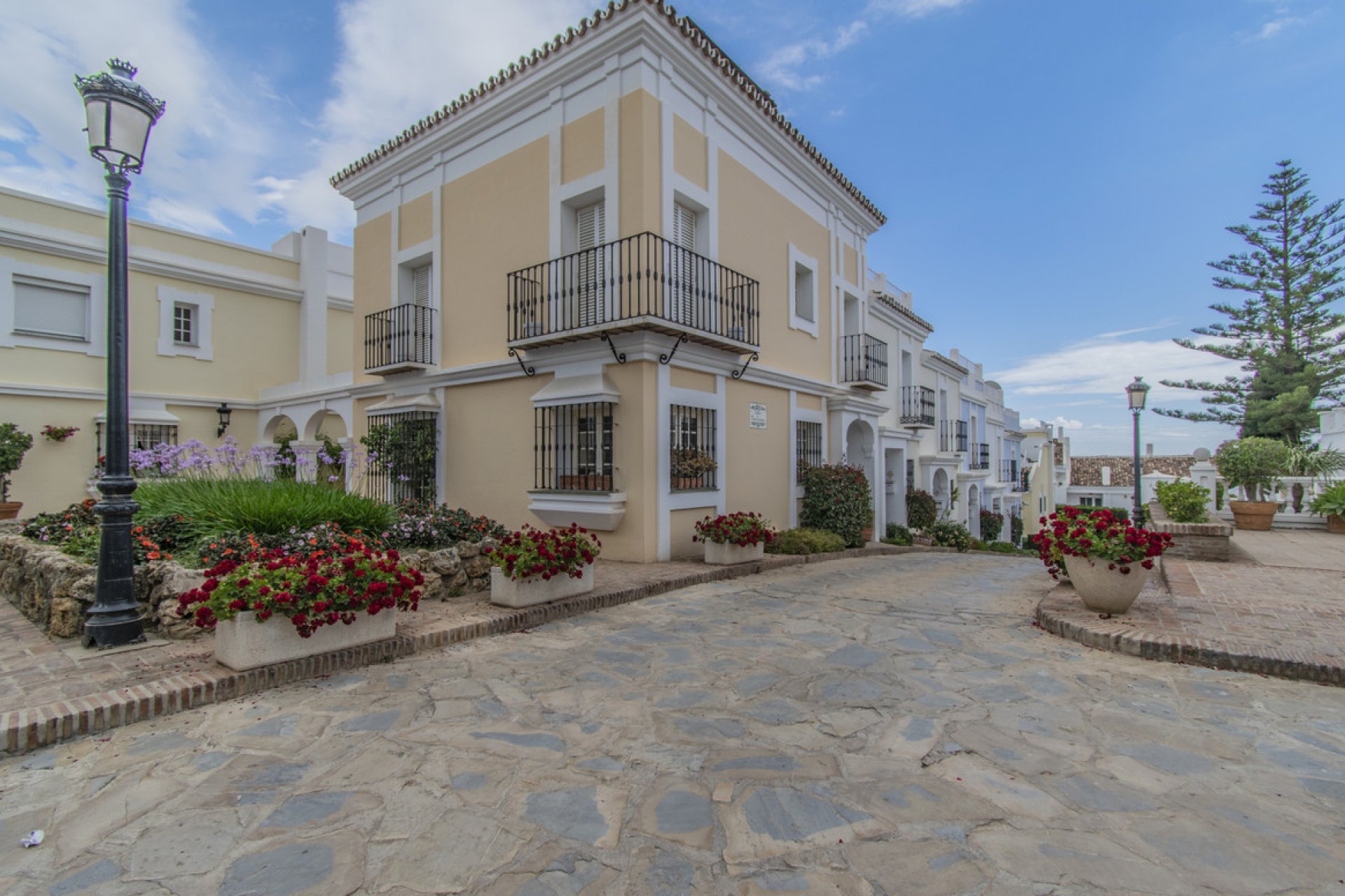 Resale - Apartment - Ground Floor Apartment - Marbella - Nueva Andalucia