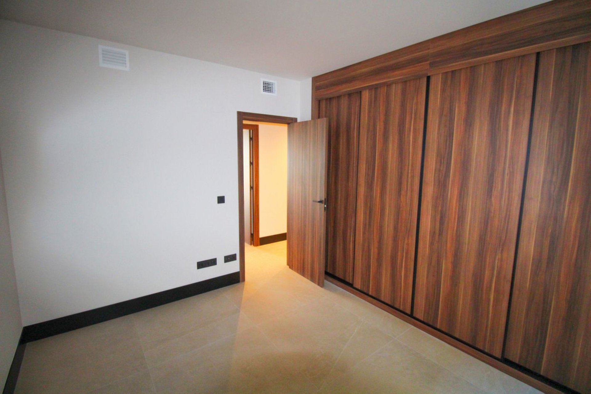 Resale - Apartment - Ground Floor Apartment - Marbella - Nueva Andalucia