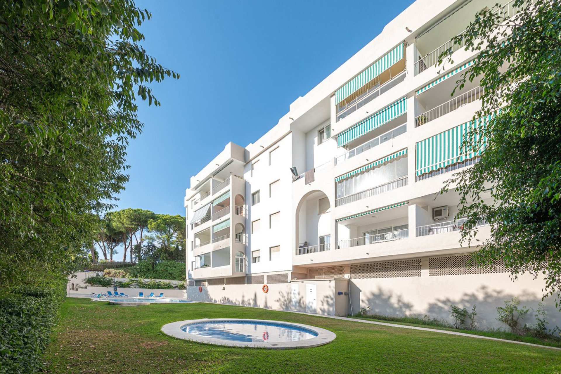 Resale - Apartment - Ground Floor Apartment - Marbella - Nueva Andalucia