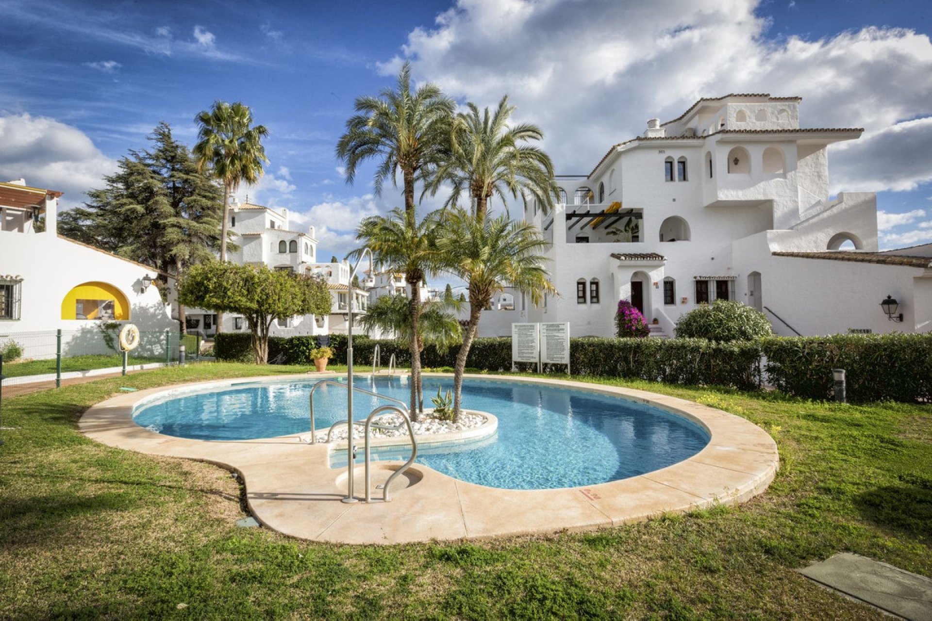 Resale - Apartment - Ground Floor Apartment - Marbella - Nueva Andalucia