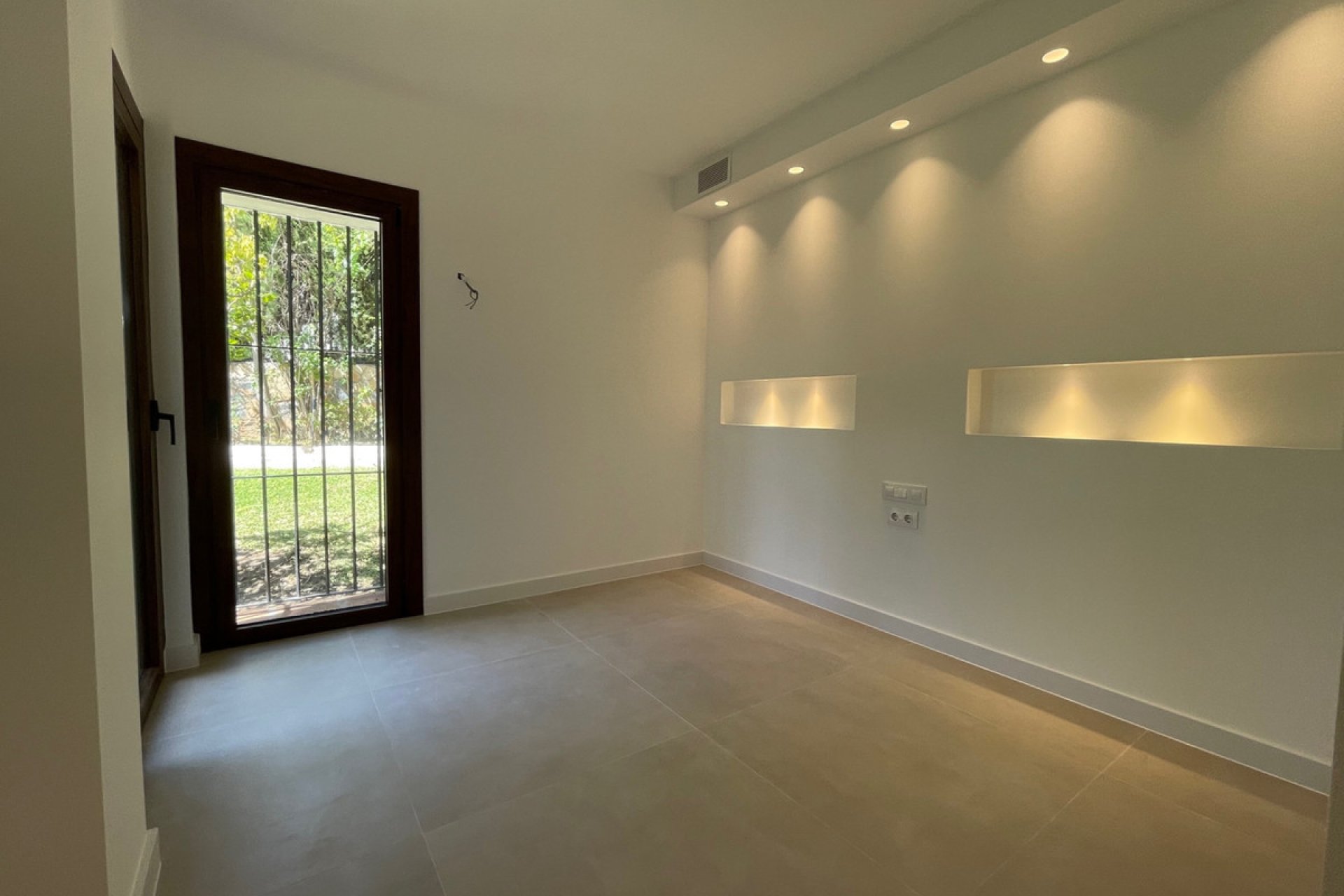 Resale - Apartment - Ground Floor Apartment - Marbella - Nueva Andalucia