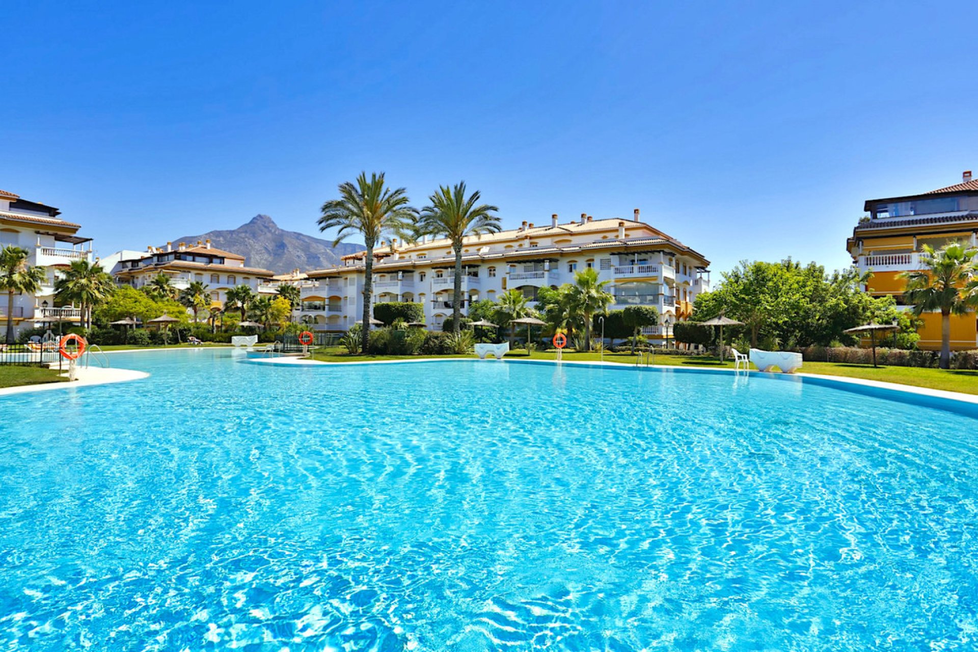 Resale - Apartment - Ground Floor Apartment - Marbella - Nueva Andalucia