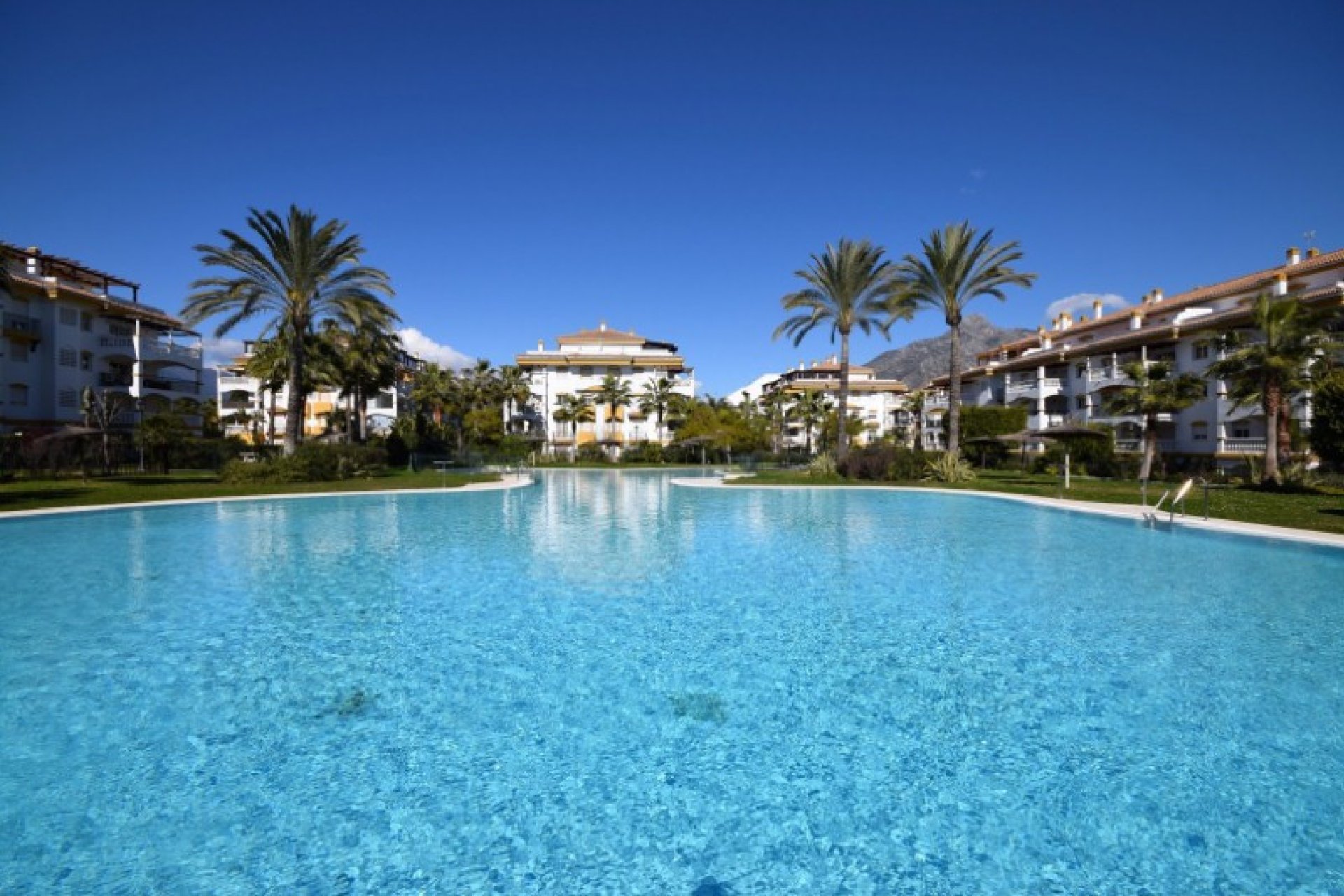 Resale - Apartment - Ground Floor Apartment - Marbella - Nueva Andalucia