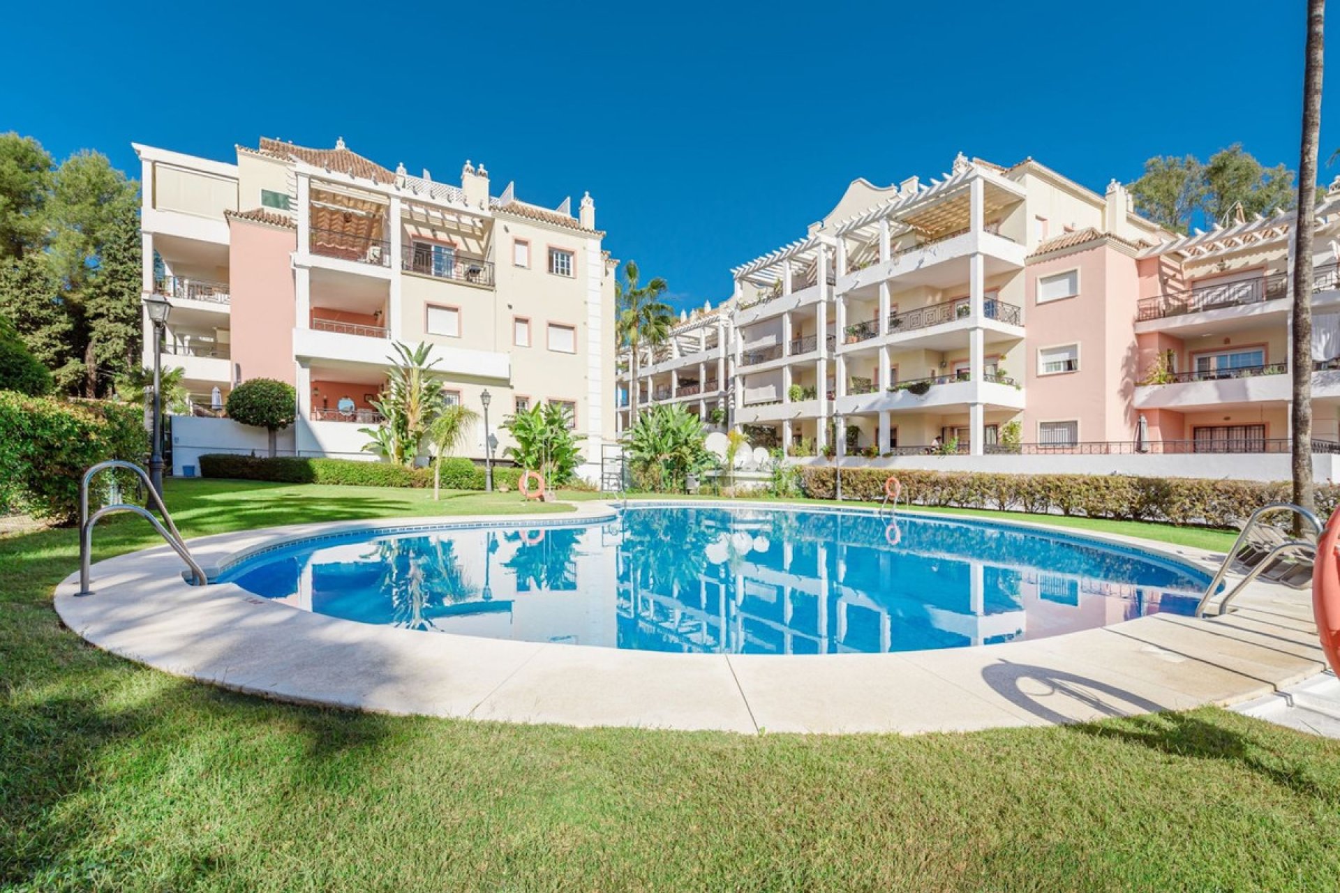 Resale - Apartment - Ground Floor Apartment - Marbella - Nueva Andalucia