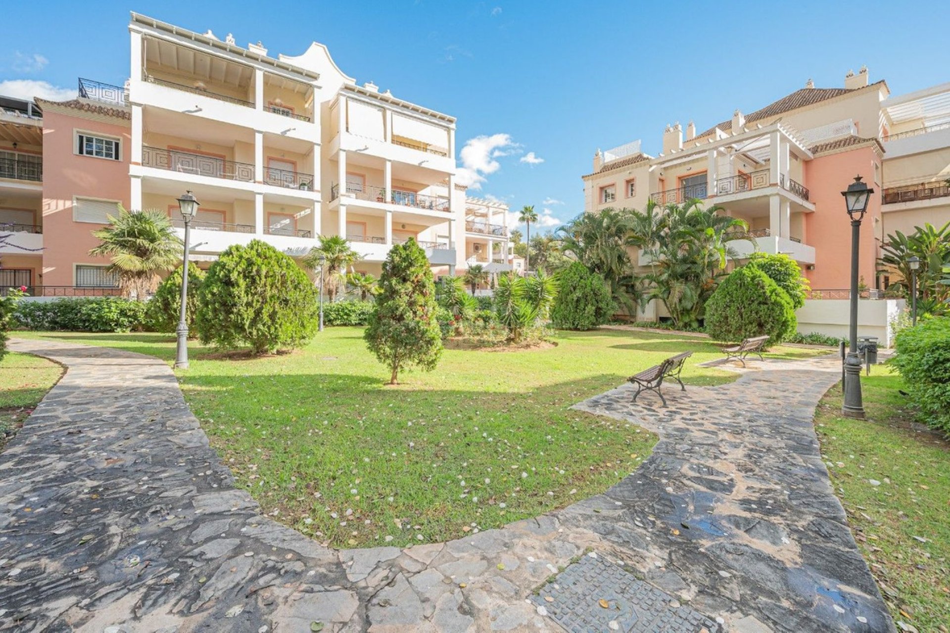 Resale - Apartment - Ground Floor Apartment - Marbella - Nueva Andalucia