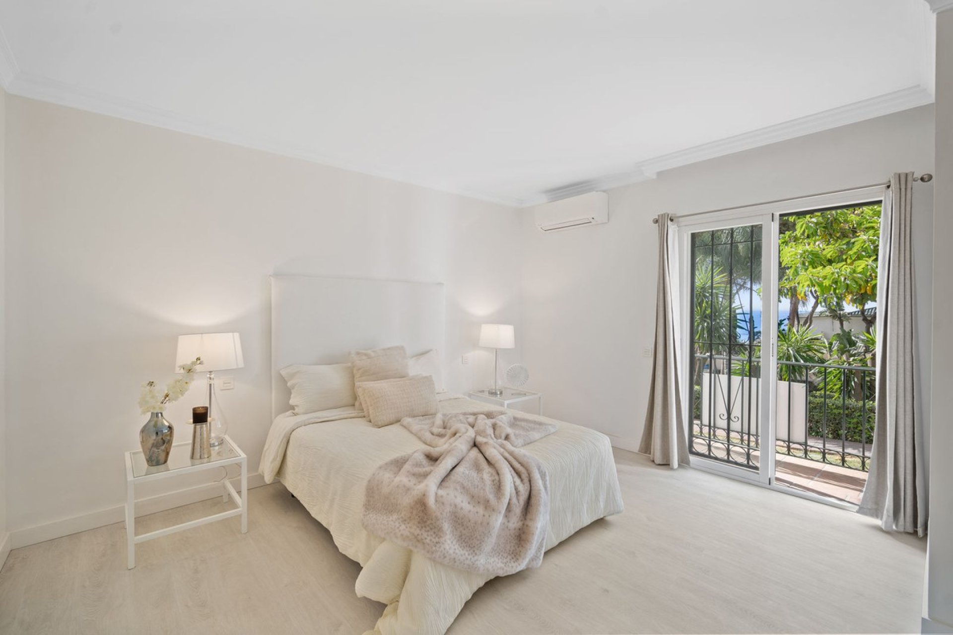 Resale - Apartment - Ground Floor Apartment - Marbella - Puerto Banús