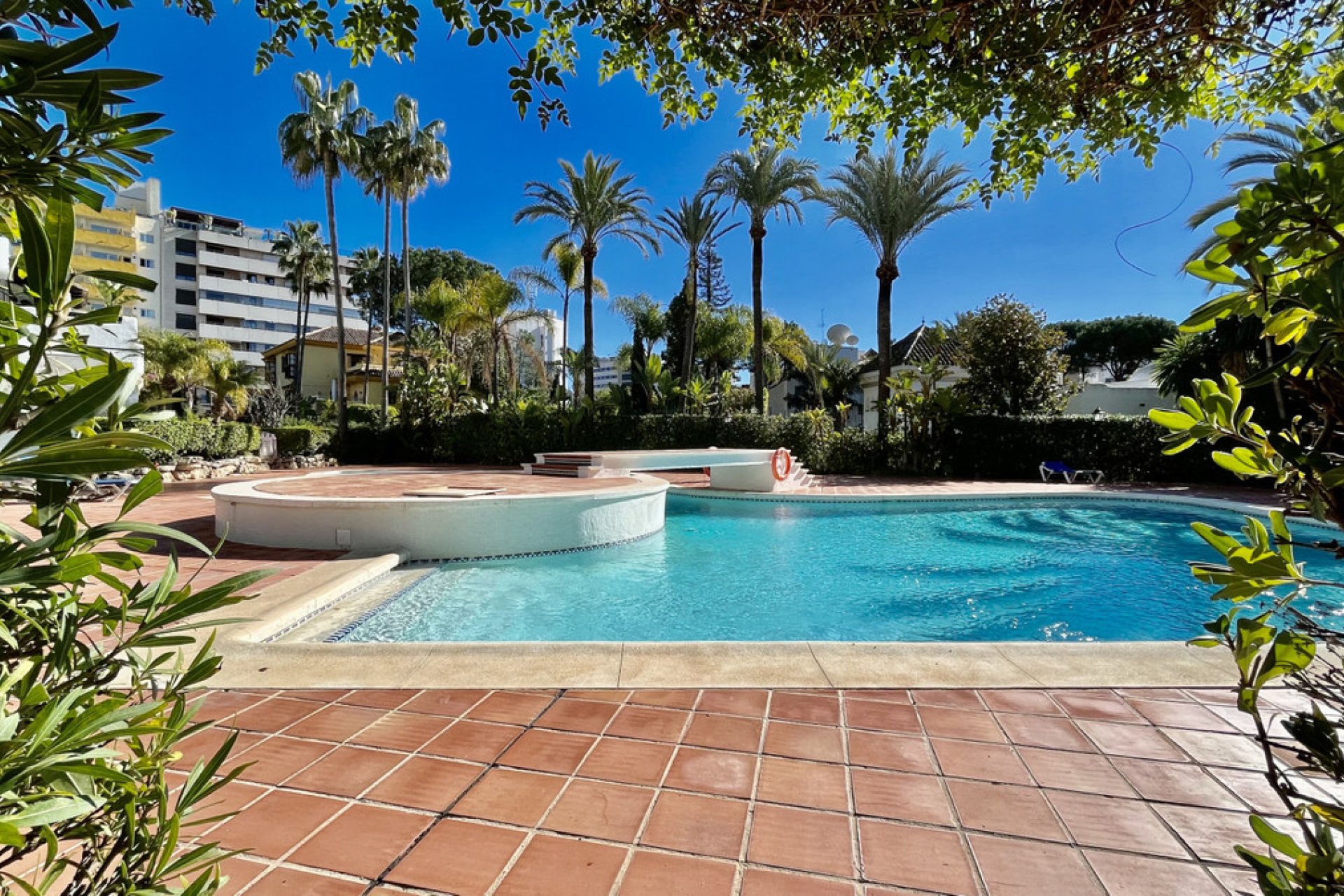 Resale - Apartment - Ground Floor Apartment - Marbella - The Golden Mile