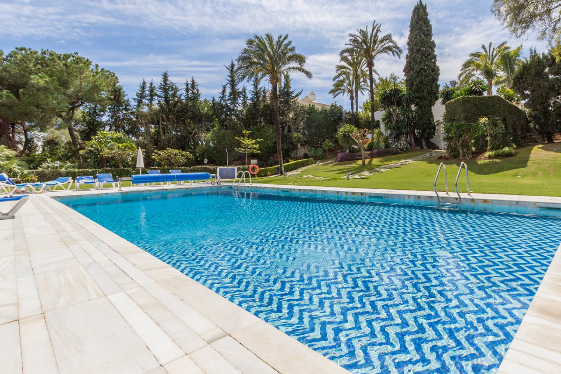 Resale - Apartment - Ground Floor Apartment - Marbella - The Golden Mile