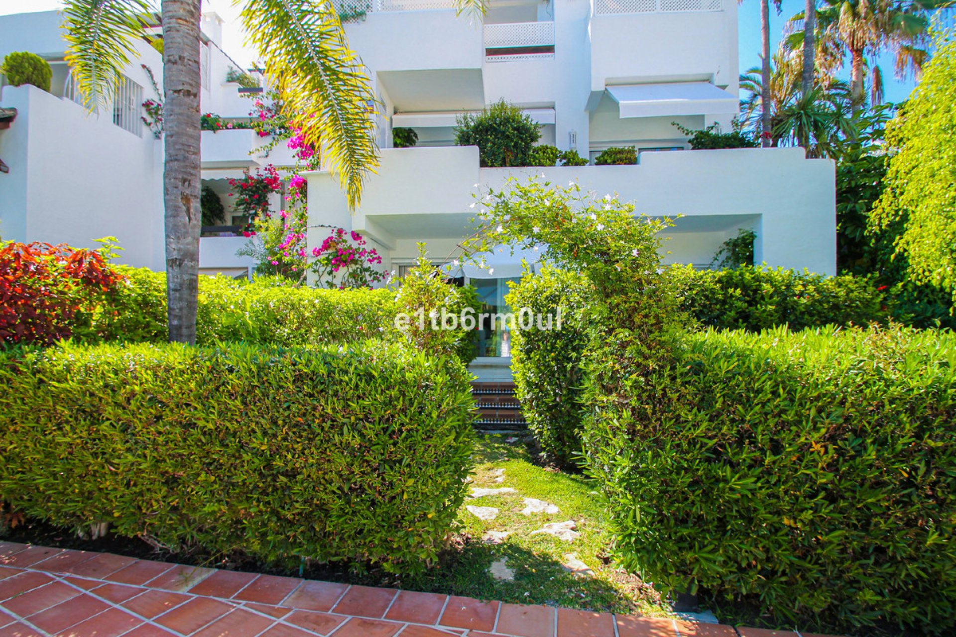 Resale - Apartment - Ground Floor Apartment - Marbella - The Golden Mile