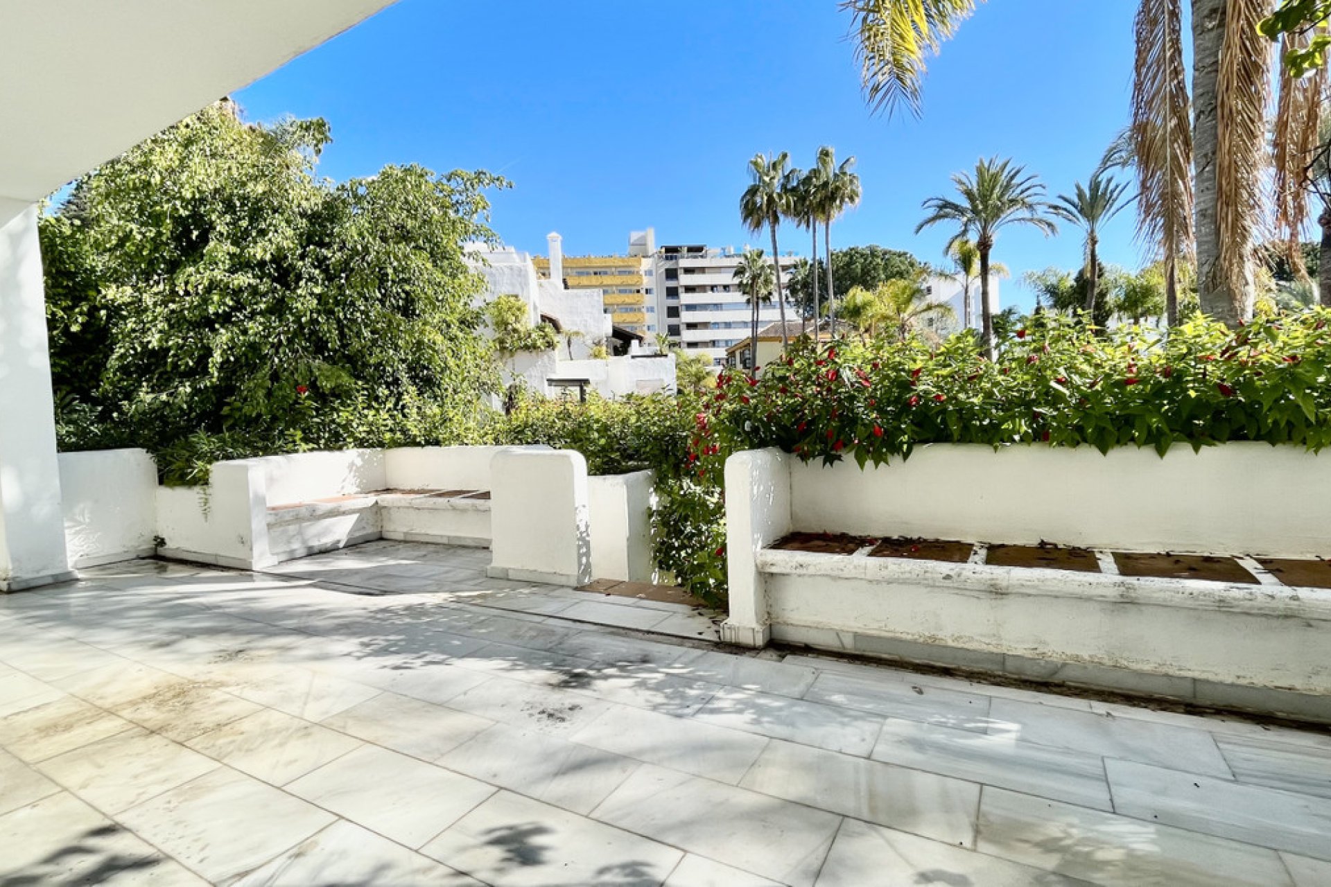 Resale - Apartment - Ground Floor Apartment - Marbella - The Golden Mile