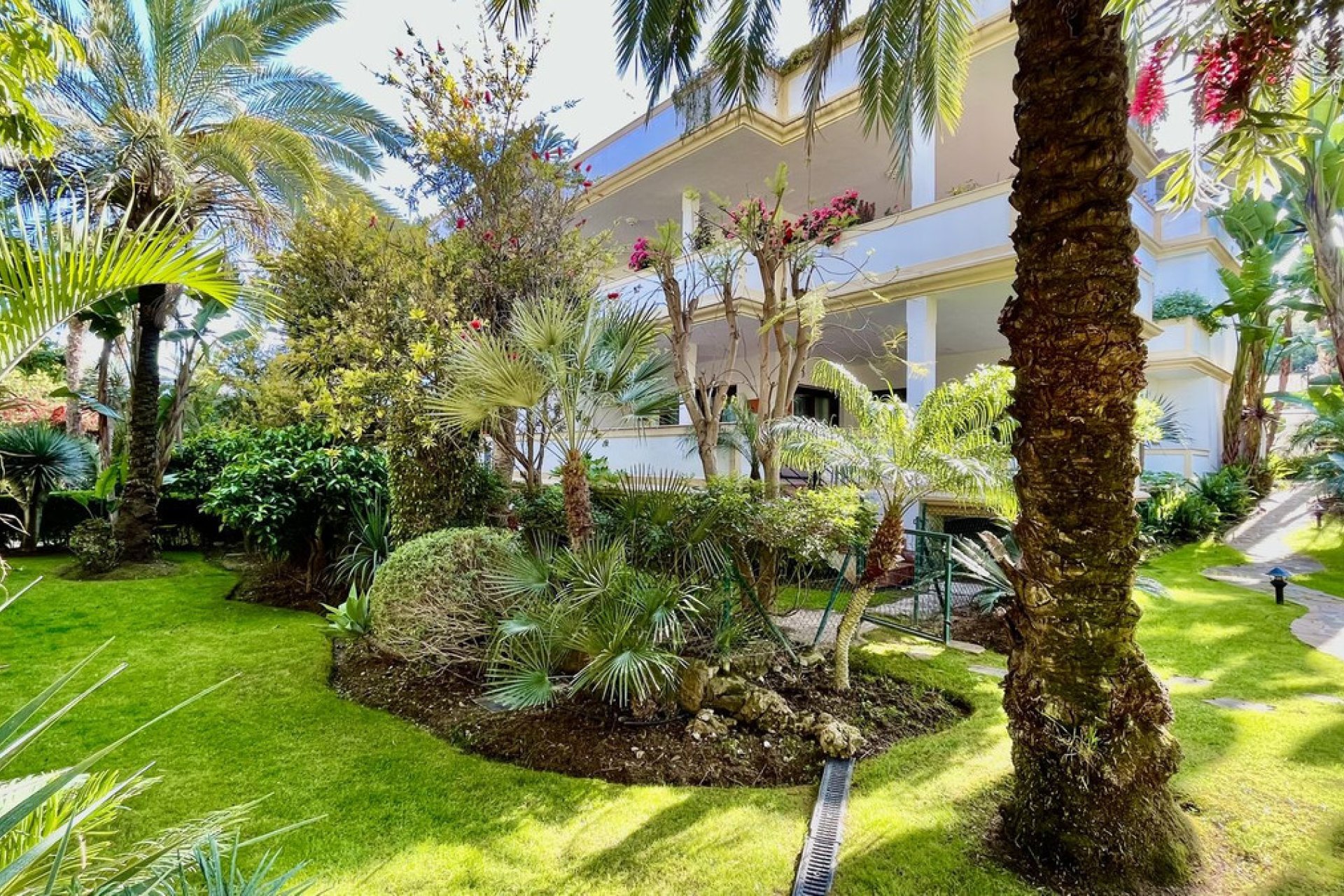 Resale - Apartment - Ground Floor Apartment - Marbella - The Golden Mile