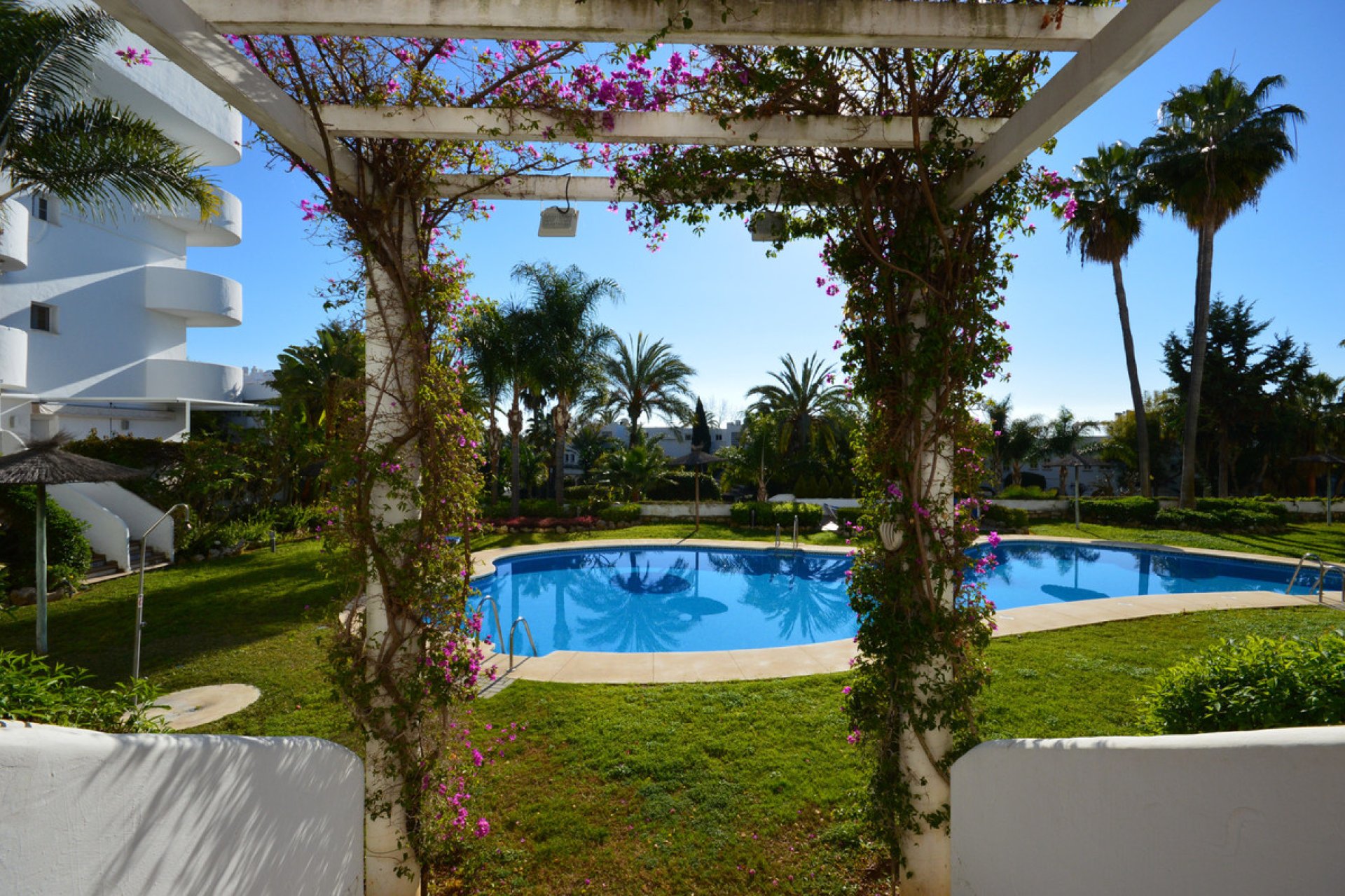 Resale - Apartment - Ground Floor Apartment - Marbella - The Golden Mile