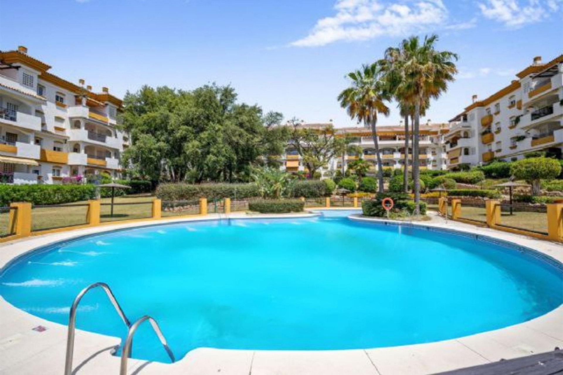 Resale - Apartment - Ground Floor Apartment - Marbella - The Golden Mile