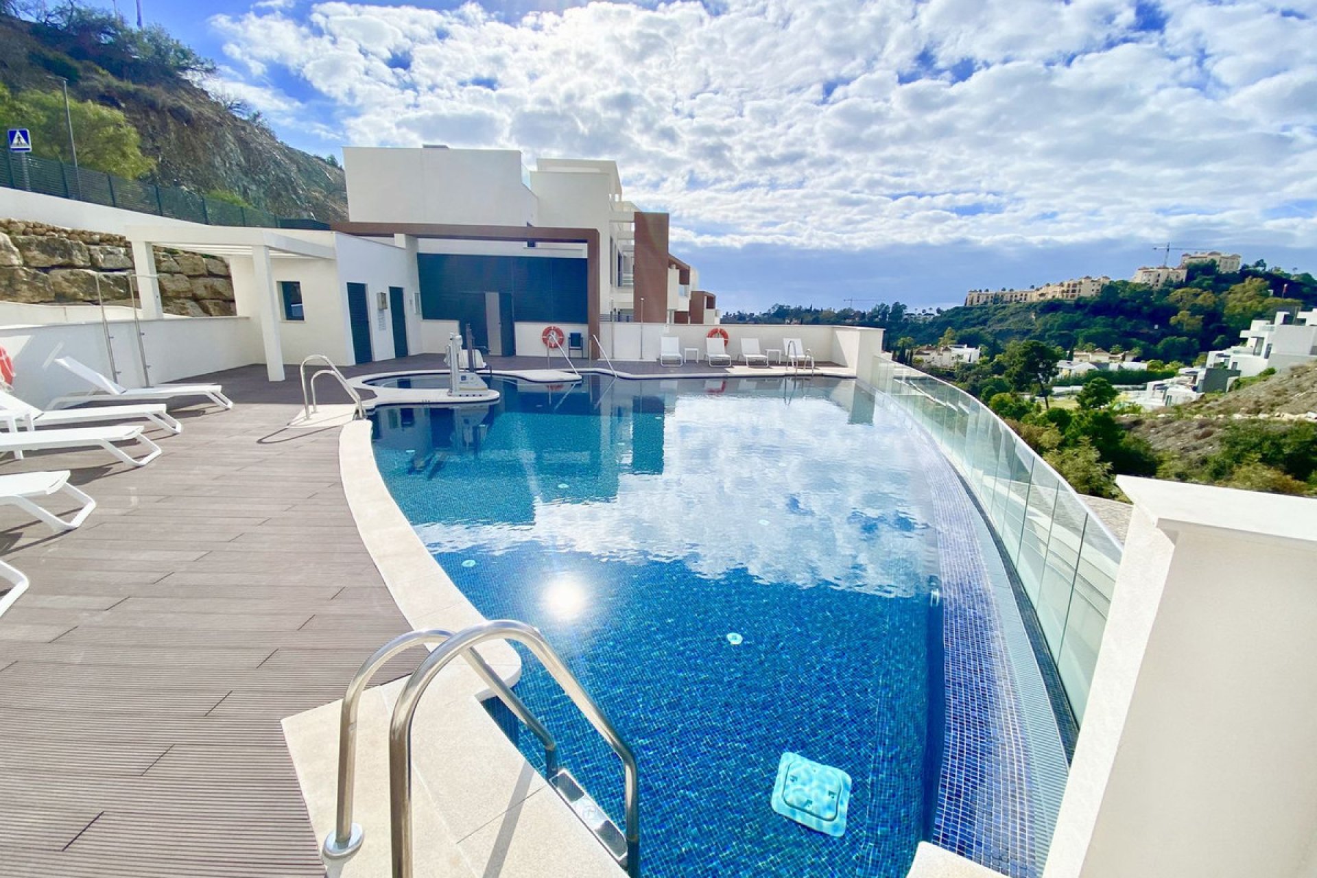 Resale - Apartment - Middle Floor Apartment - Benahavís - Benahavís Centro