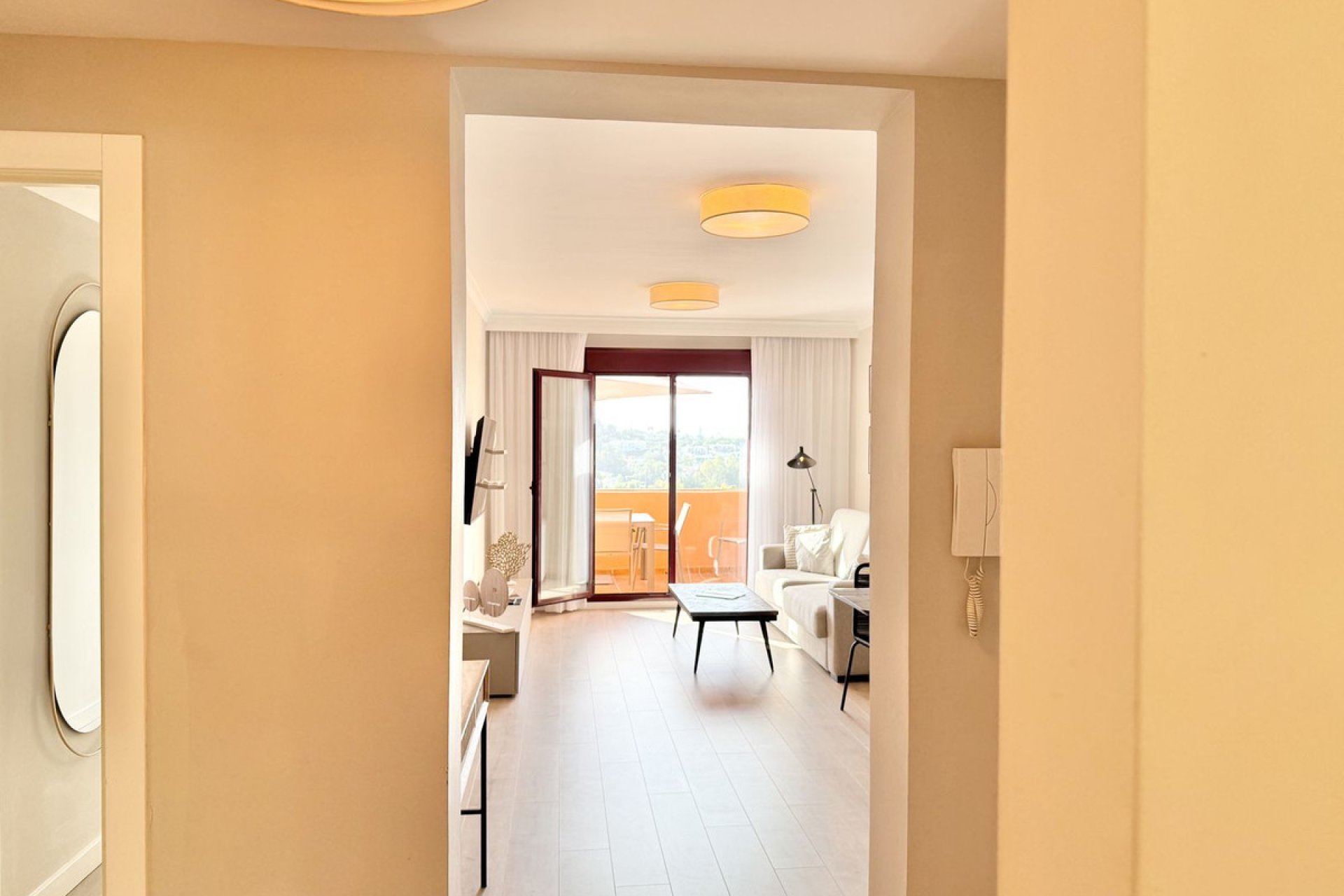 Resale - Apartment - Middle Floor Apartment - Benahavís - Benahavís Centro