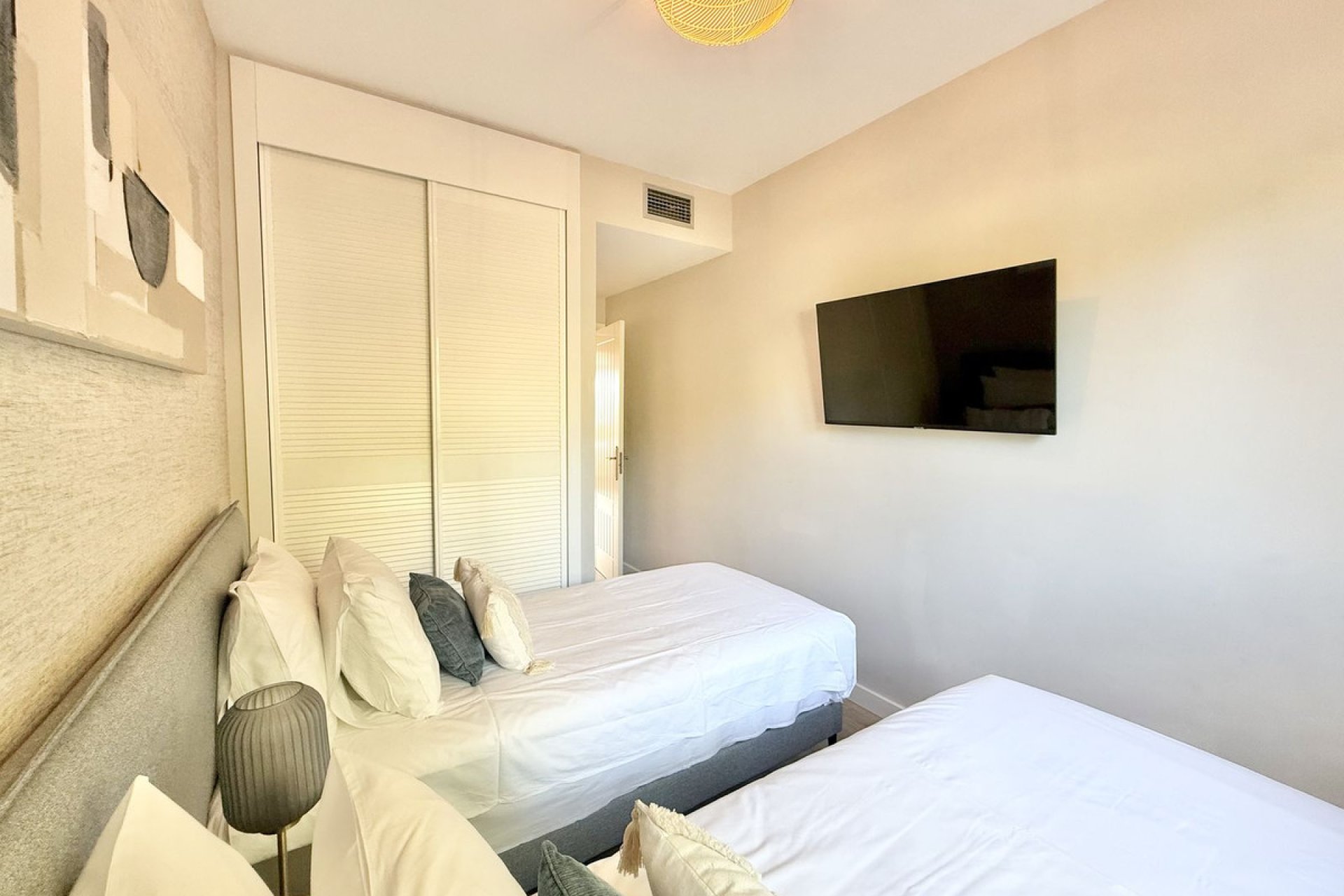 Resale - Apartment - Middle Floor Apartment - Benahavís - Benahavís Centro