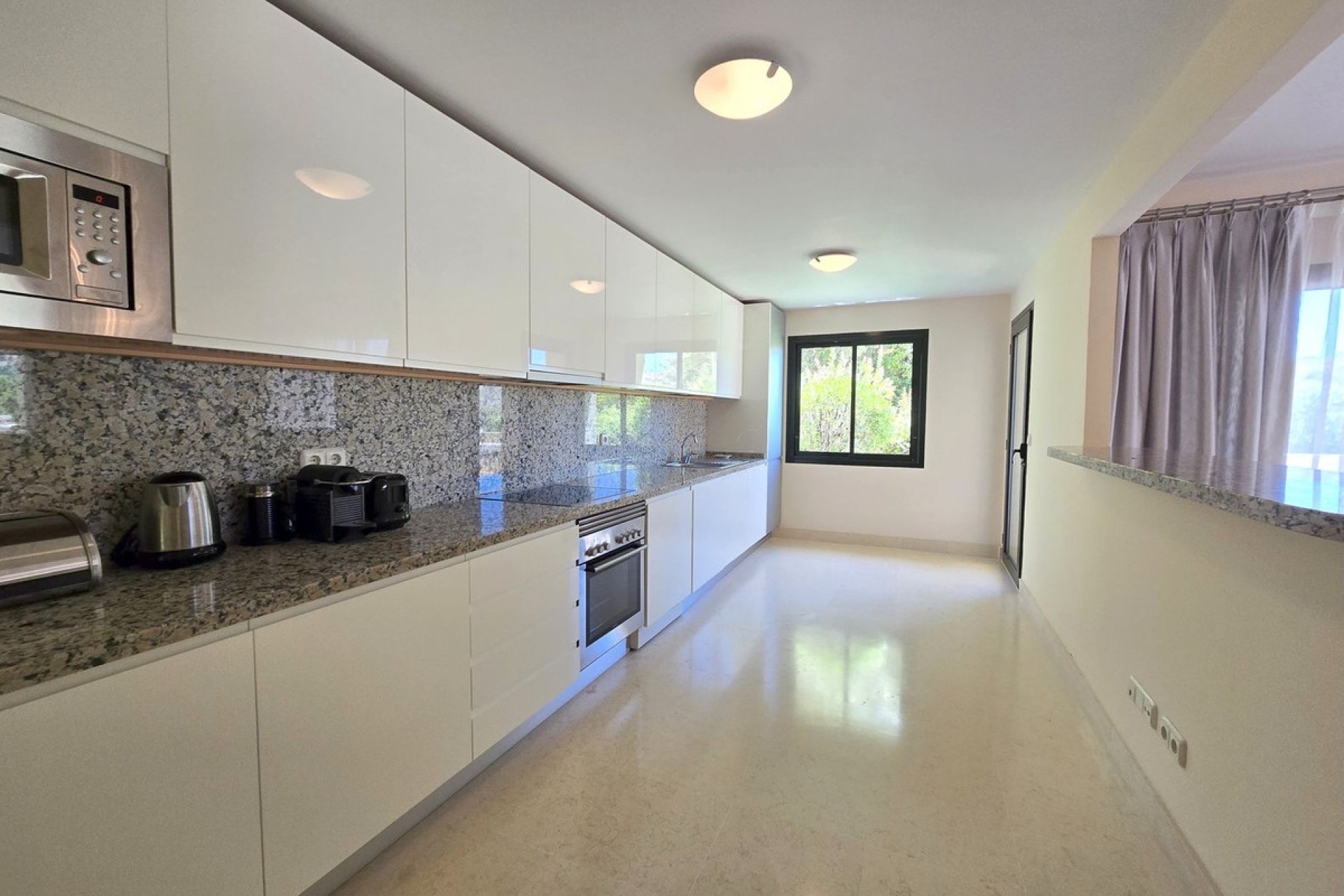 Resale - Apartment - Middle Floor Apartment - Benahavís - Benahavís Centro