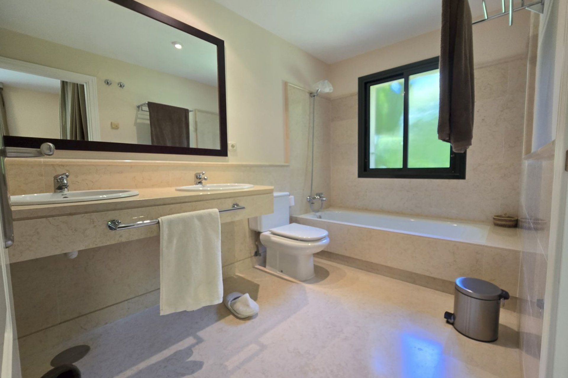 Resale - Apartment - Middle Floor Apartment - Benahavís - Benahavís Centro