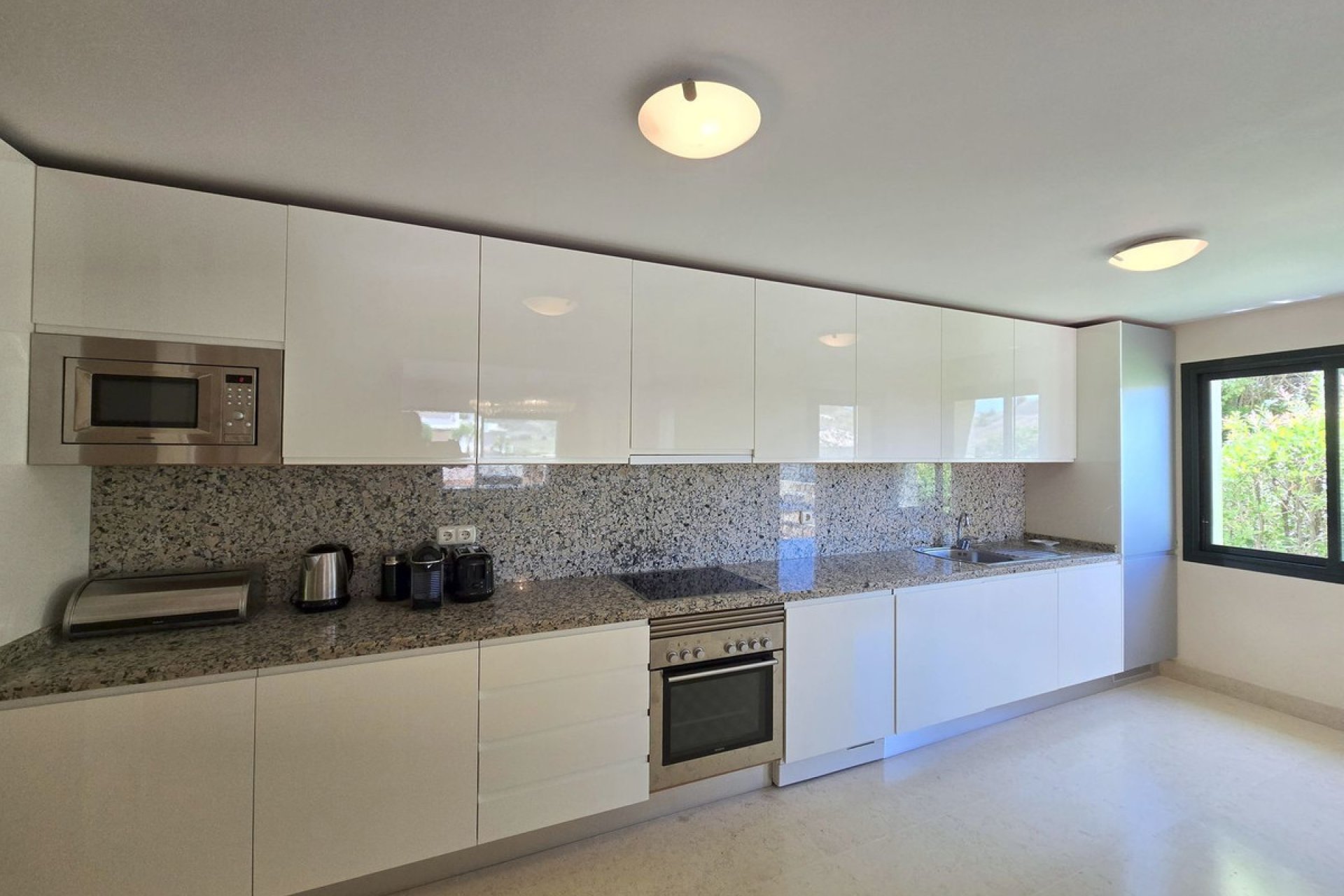 Resale - Apartment - Middle Floor Apartment - Benahavís - Benahavís Centro