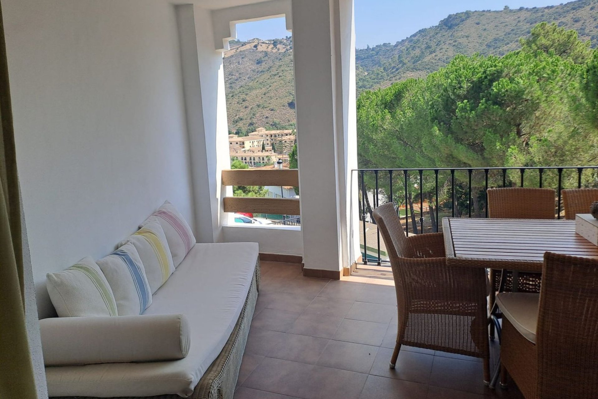 Resale - Apartment - Middle Floor Apartment - Benahavís - Benahavís Centro