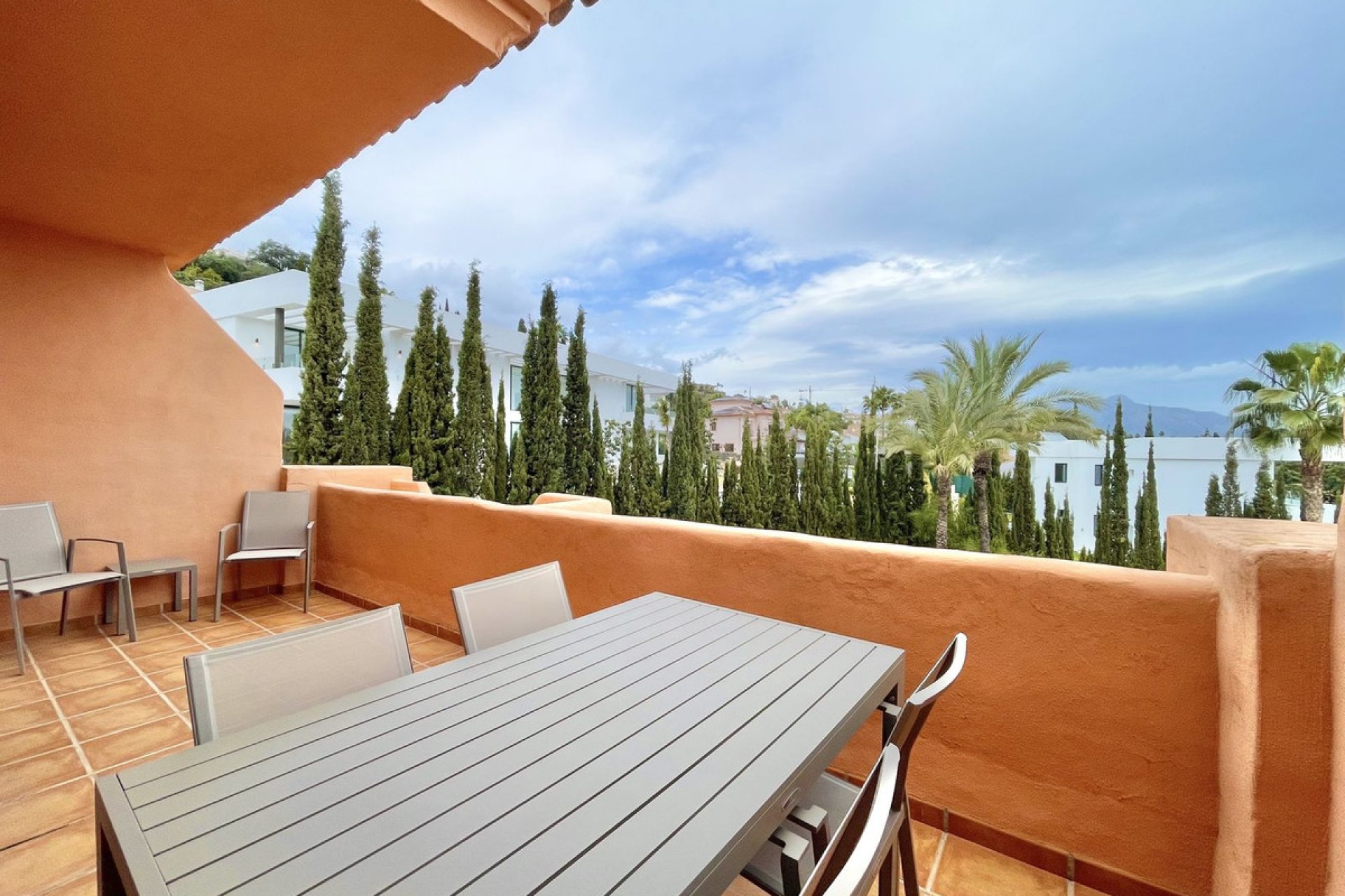 Resale - Apartment - Middle Floor Apartment - Benahavís - Benahavís Centro