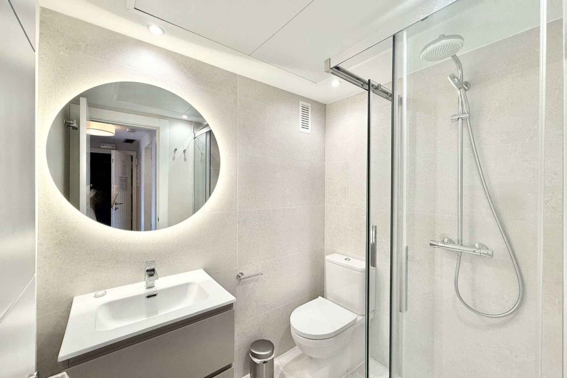 Resale - Apartment - Middle Floor Apartment - Benahavís - Benahavís Centro