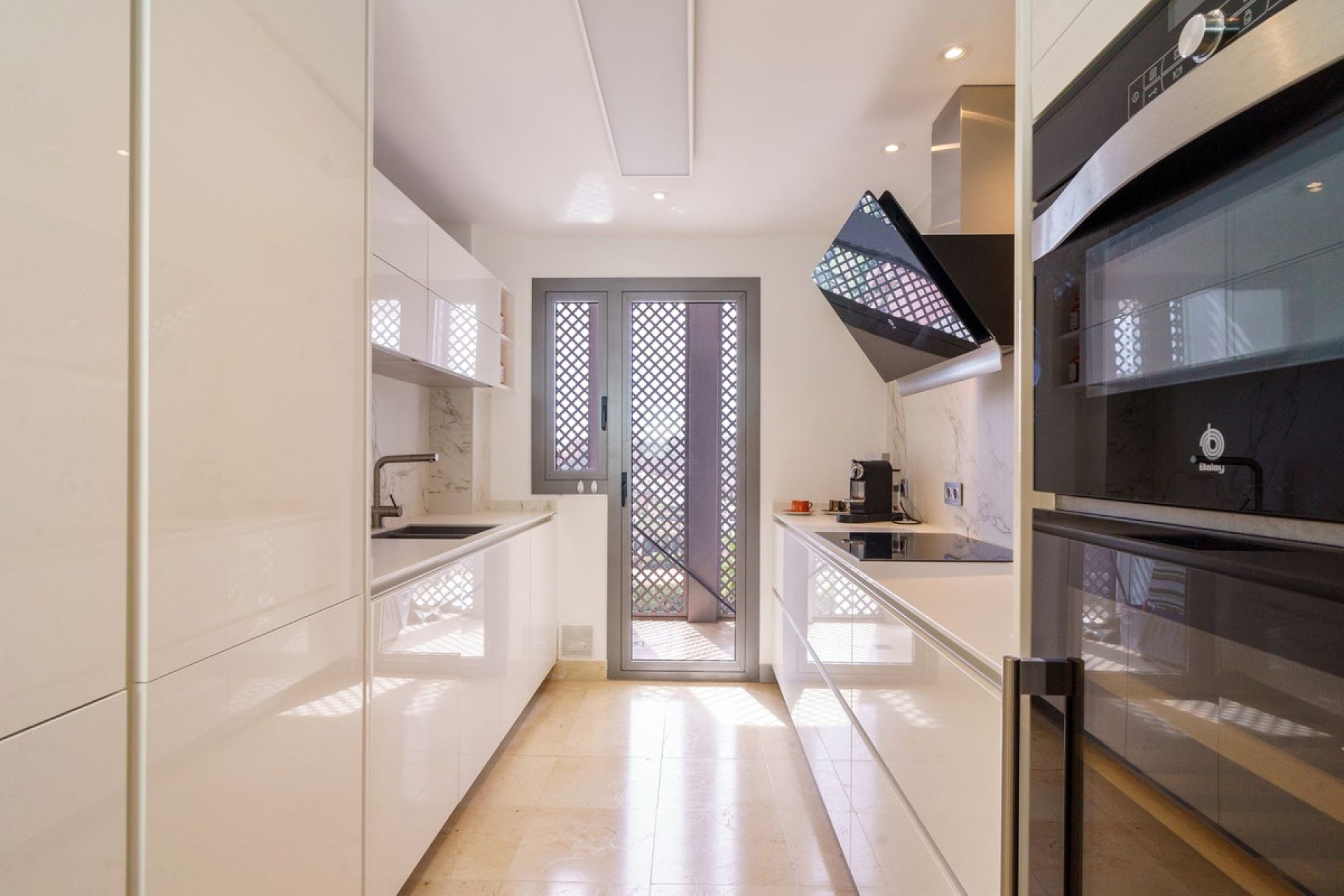 Resale - Apartment - Middle Floor Apartment - Benahavís - Benahavís Centro