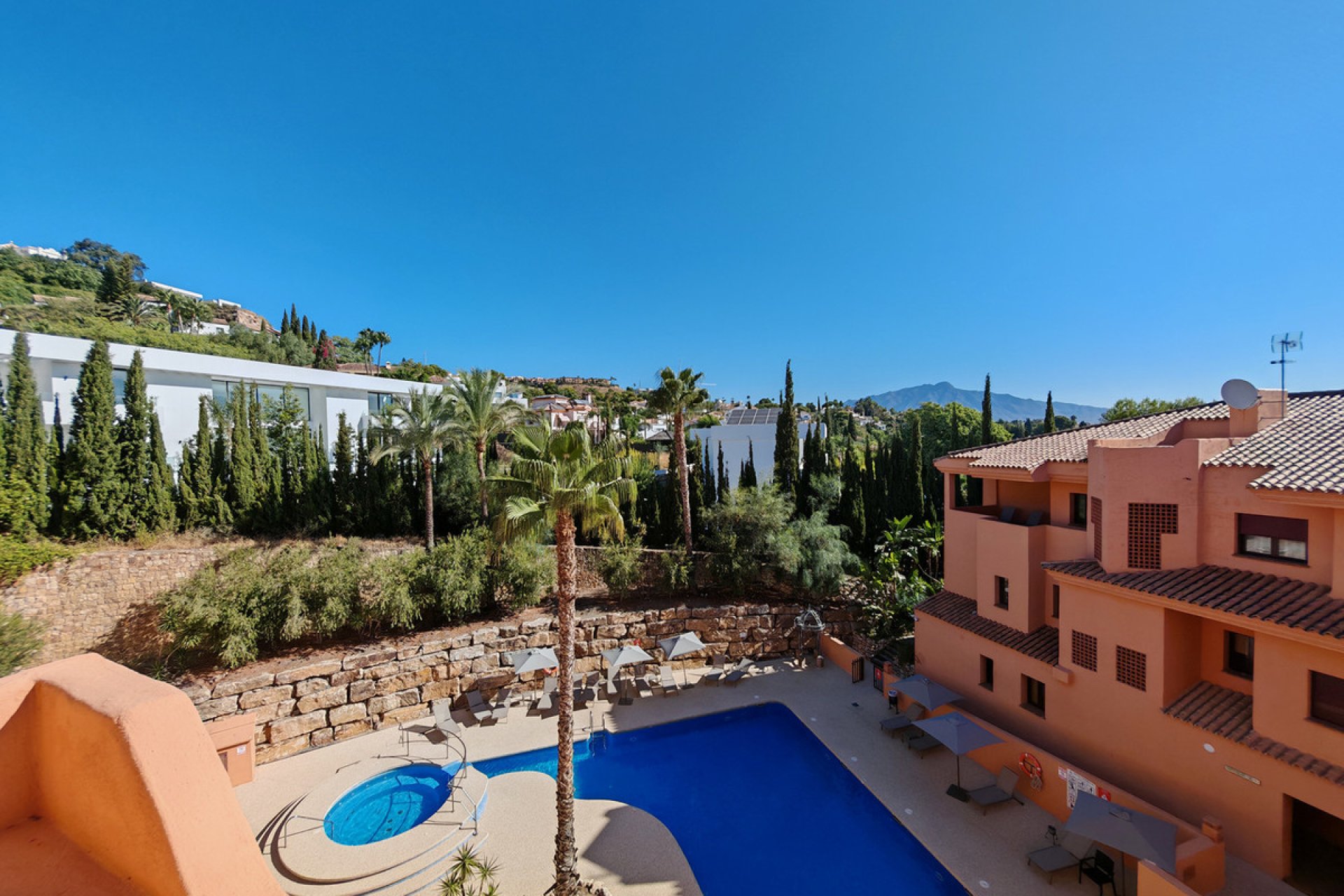 Resale - Apartment - Middle Floor Apartment - Benahavís - Benahavís Centro