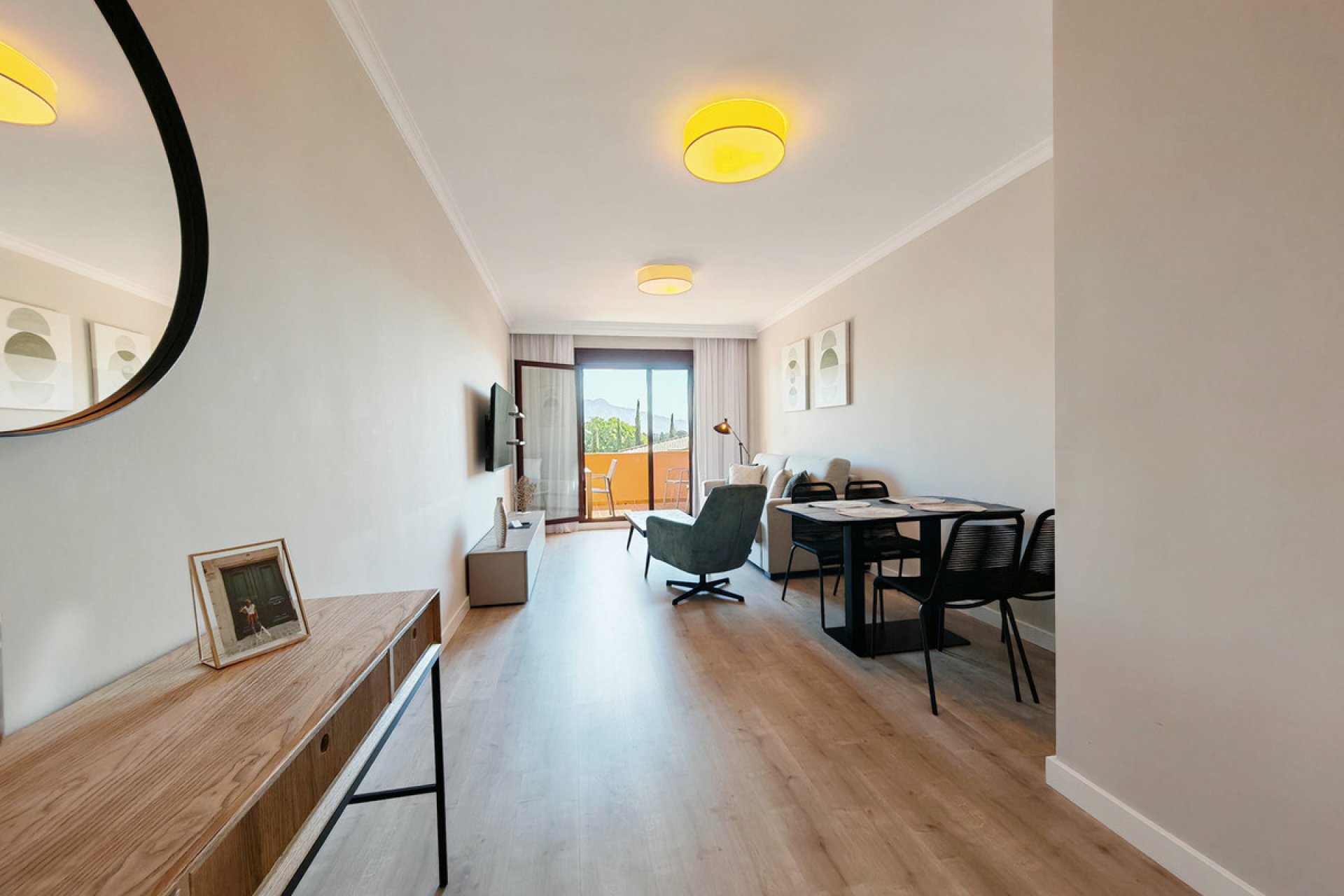 Resale - Apartment - Middle Floor Apartment - Benahavís - Benahavís Centro