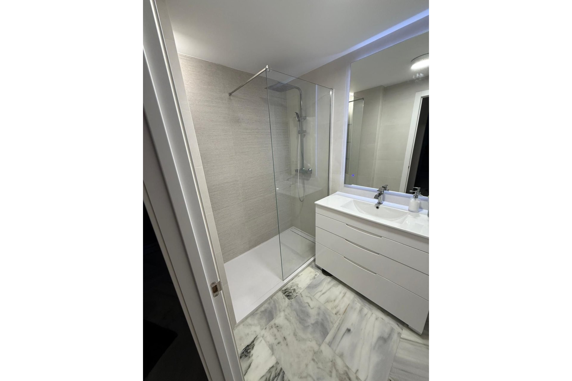 Resale - Apartment - Middle Floor Apartment - Benahavís - Benahavís Centro