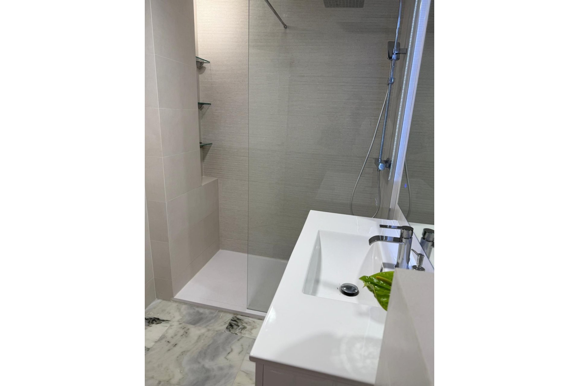 Resale - Apartment - Middle Floor Apartment - Benahavís - Benahavís Centro