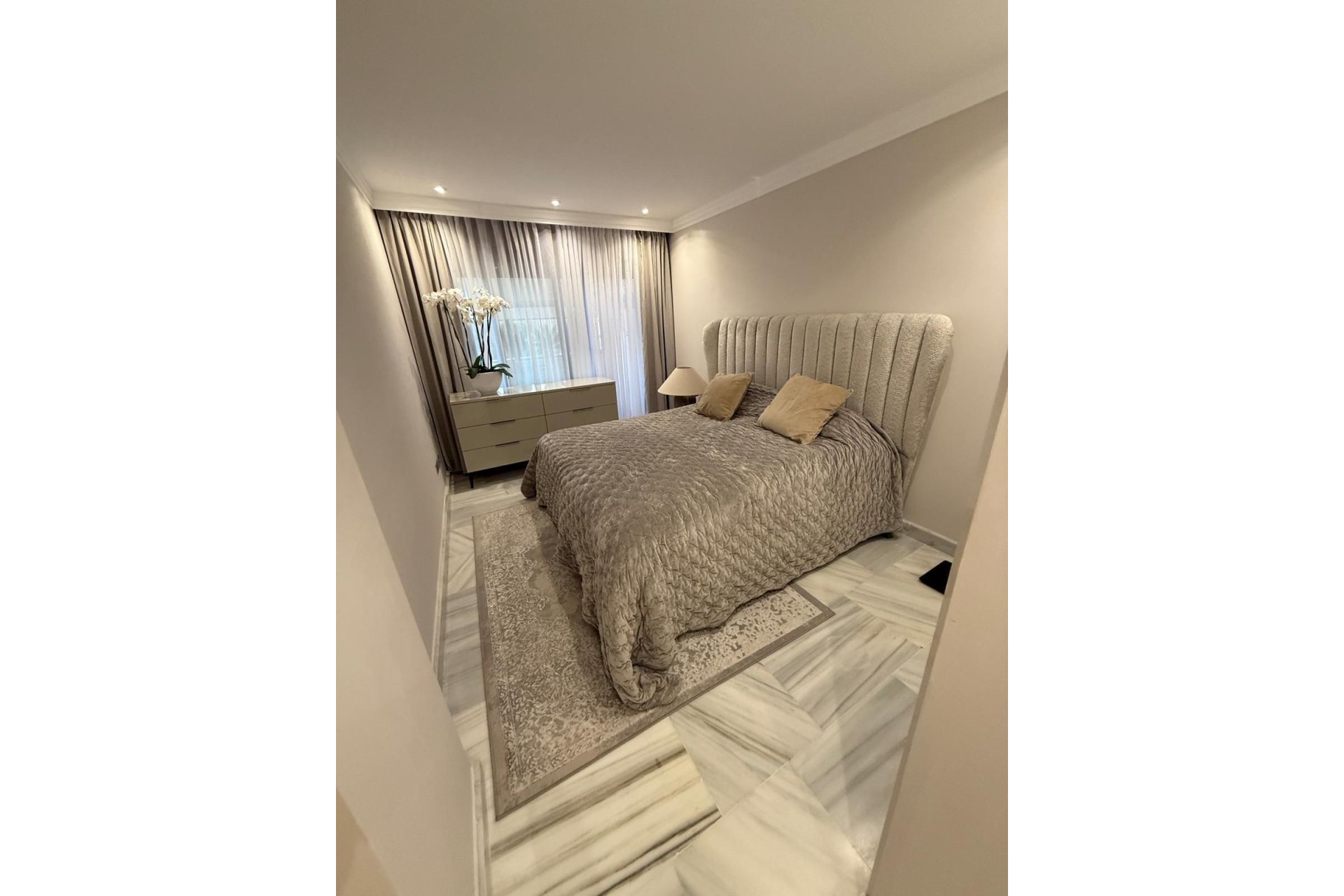 Resale - Apartment - Middle Floor Apartment - Benahavís - Benahavís Centro