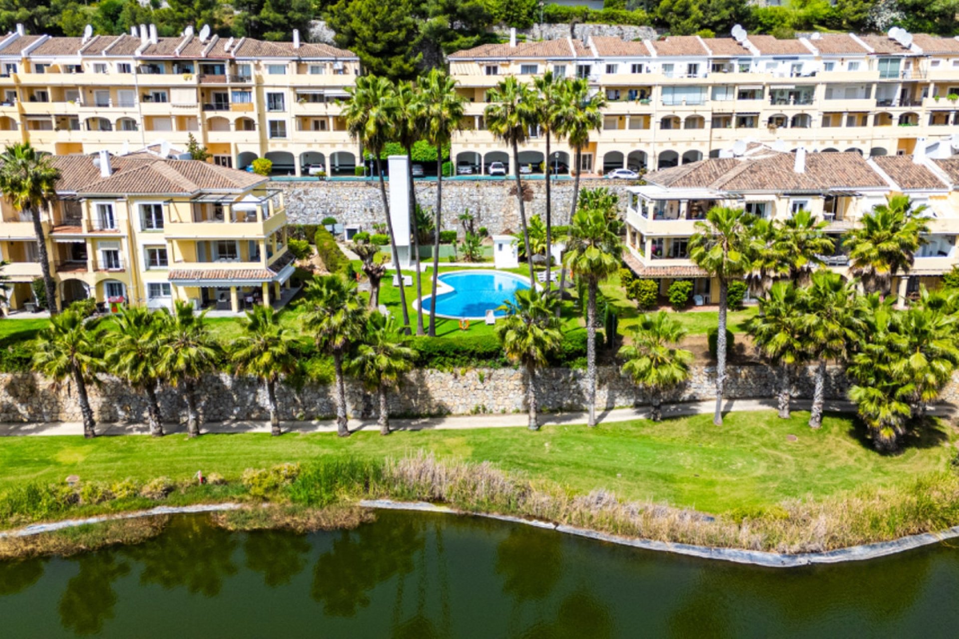 Resale - Apartment - Middle Floor Apartment - Benahavís - Benahavís Centro