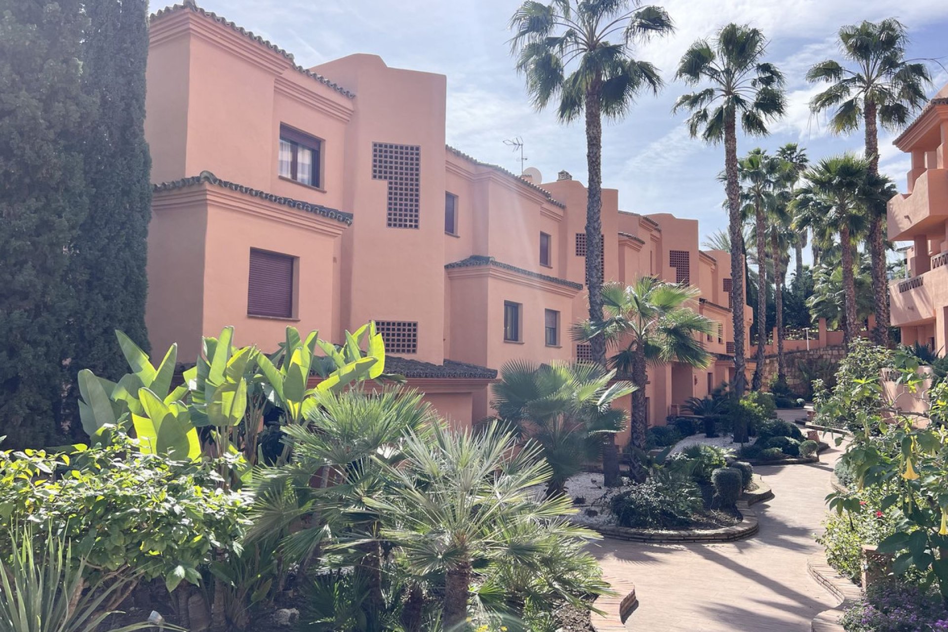 Resale - Apartment - Middle Floor Apartment - Benahavís - Benahavís Centro