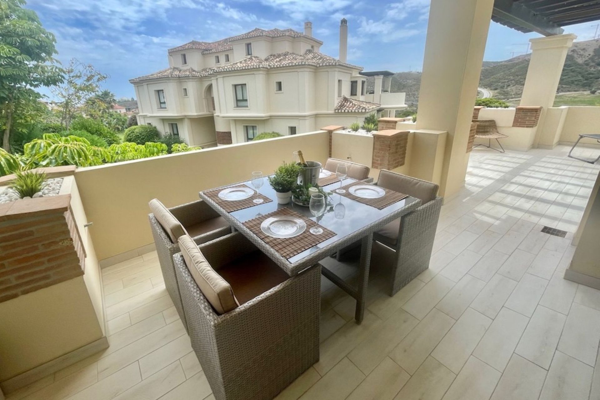 Resale - Apartment - Middle Floor Apartment - Benahavís - Benahavís Centro