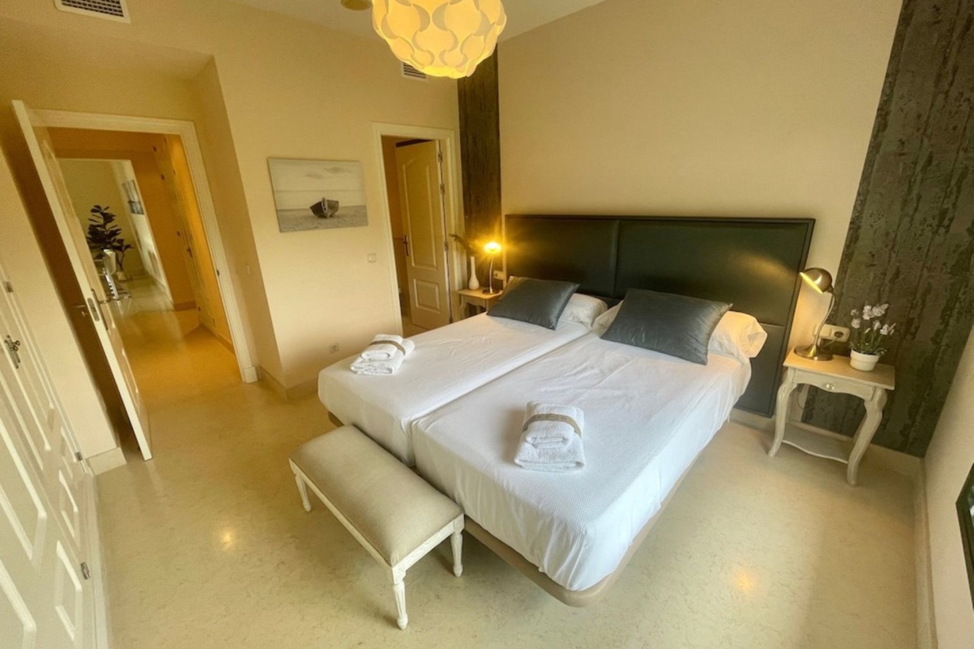 Resale - Apartment - Middle Floor Apartment - Benahavís - Benahavís Centro