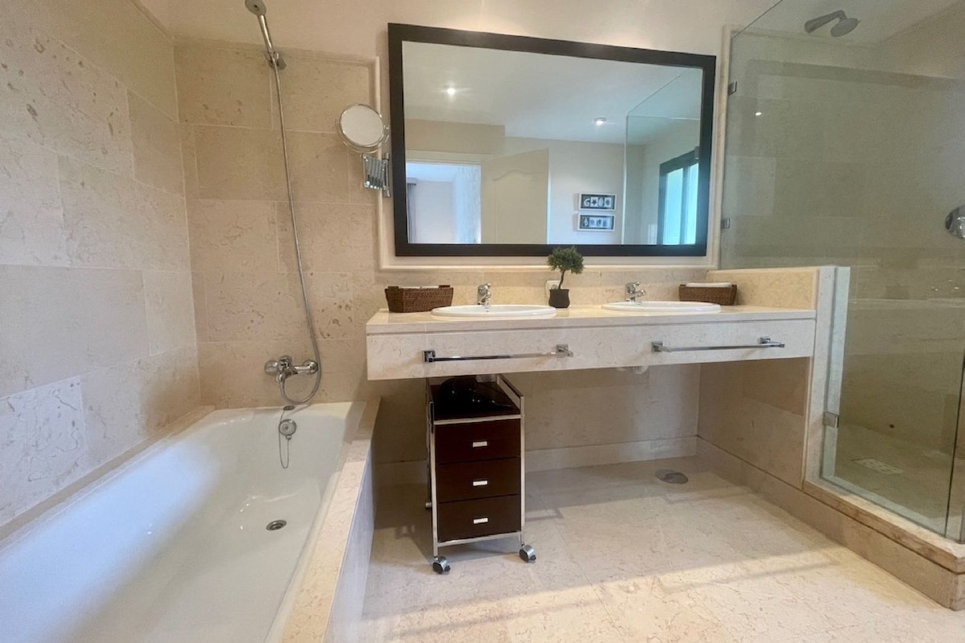 Resale - Apartment - Middle Floor Apartment - Benahavís - Benahavís Centro