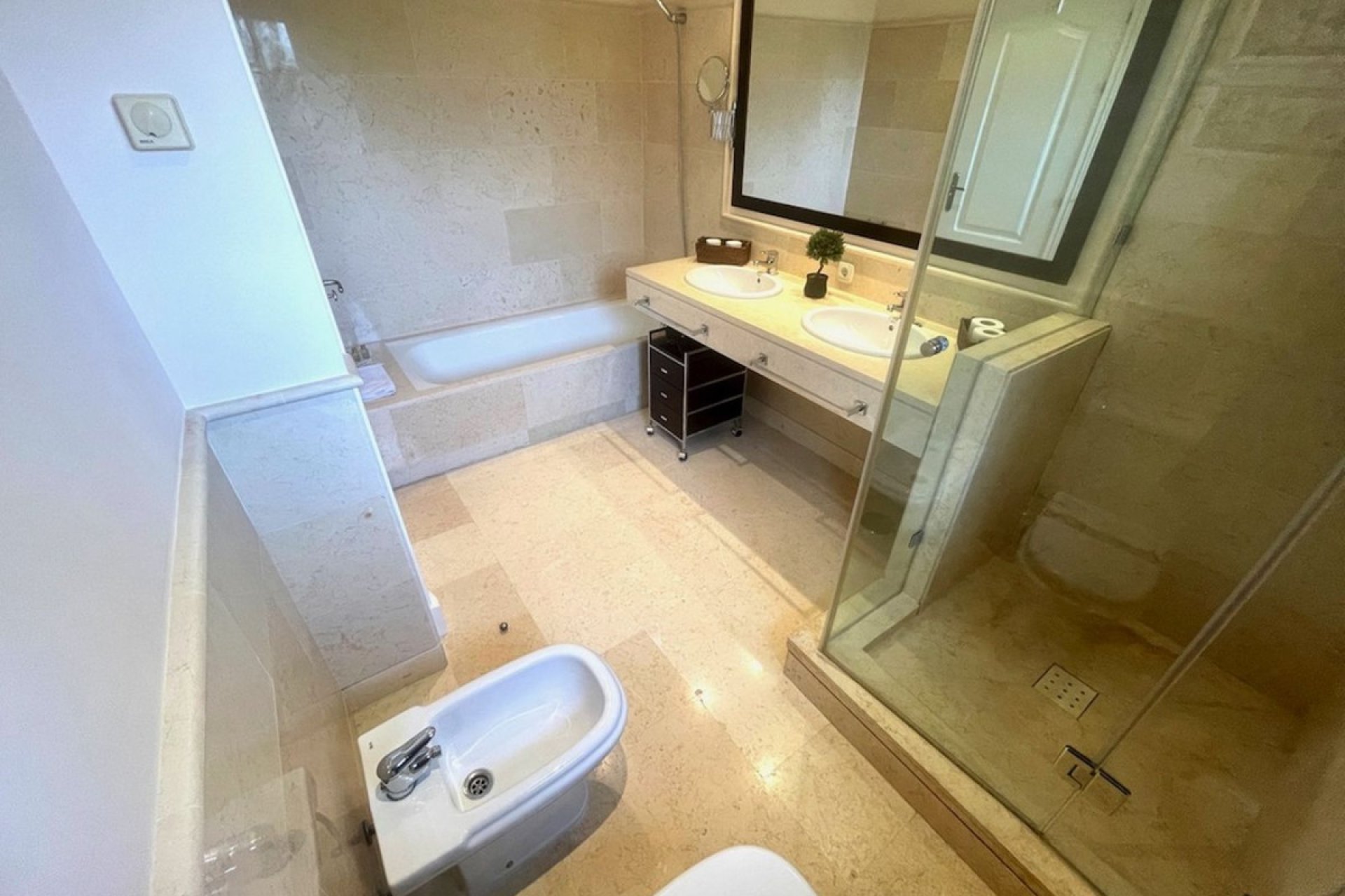 Resale - Apartment - Middle Floor Apartment - Benahavís - Benahavís Centro