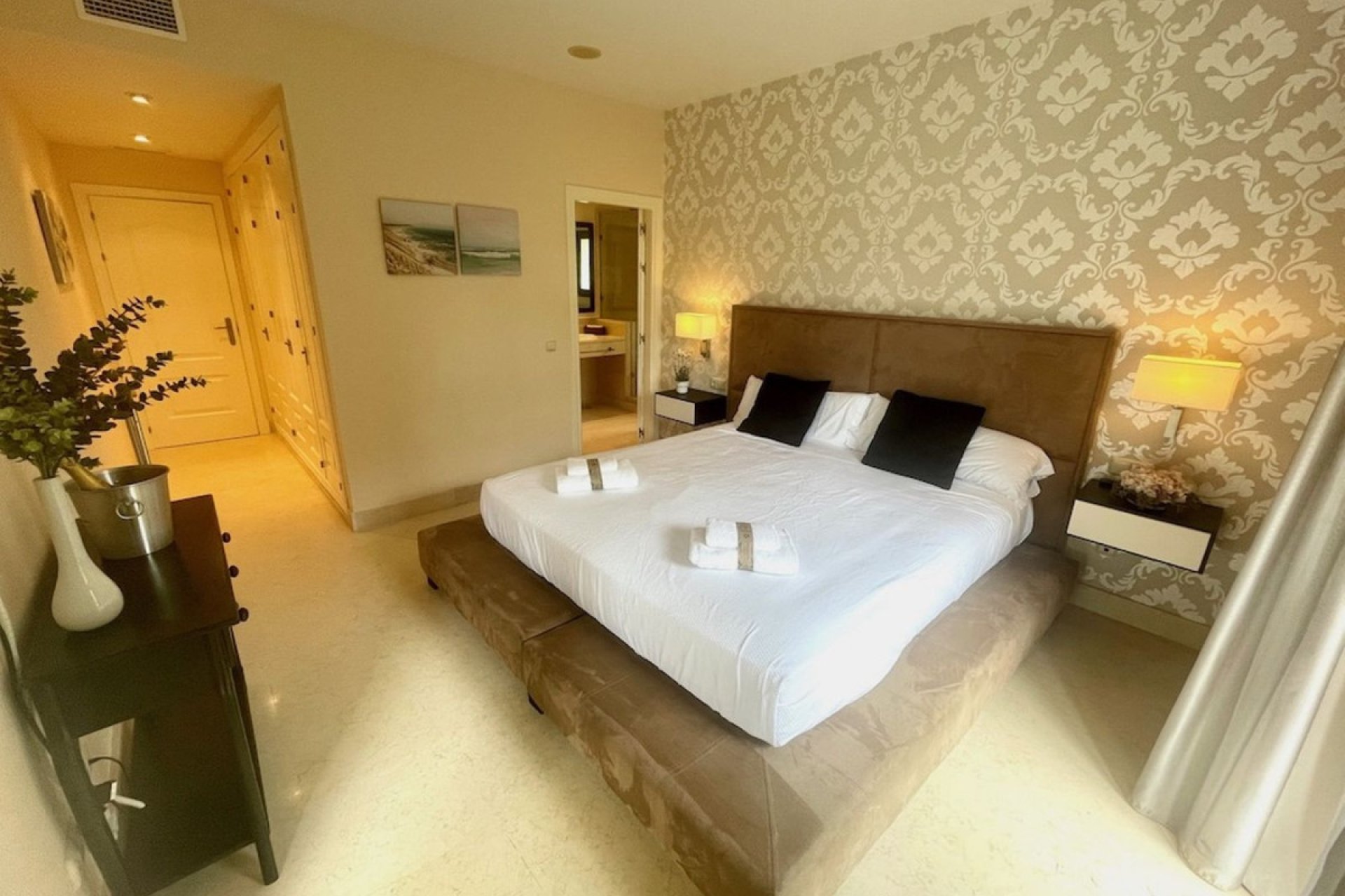 Resale - Apartment - Middle Floor Apartment - Benahavís - Benahavís Centro