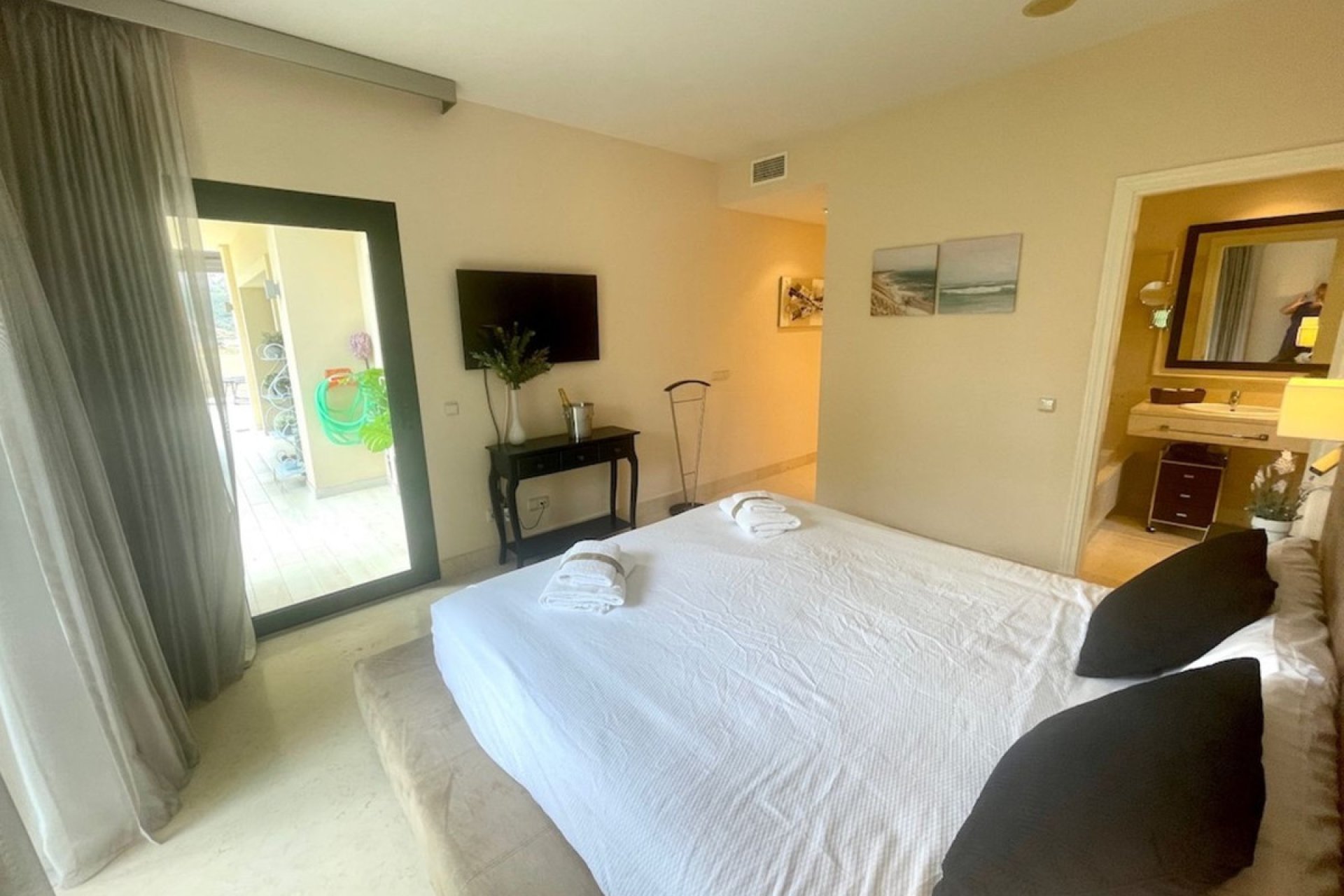 Resale - Apartment - Middle Floor Apartment - Benahavís - Benahavís Centro