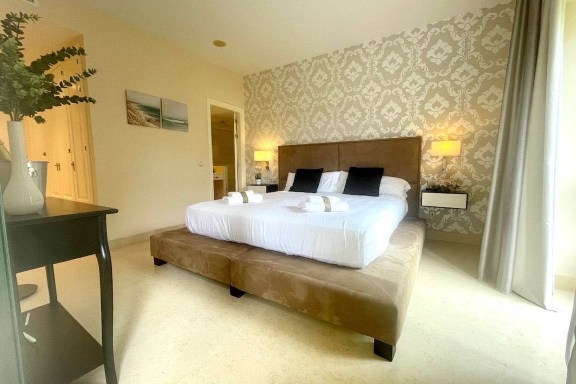 Resale - Apartment - Middle Floor Apartment - Benahavís - Benahavís Centro