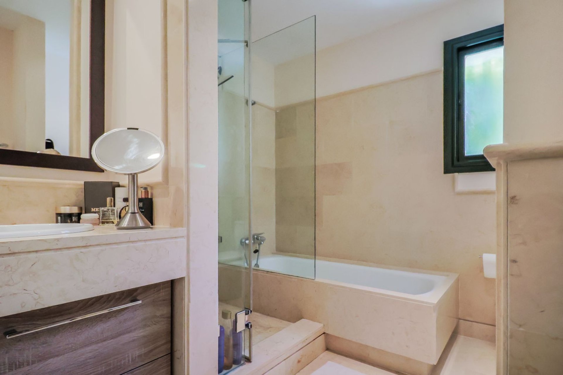 Resale - Apartment - Middle Floor Apartment - Benahavís - Benahavís Centro