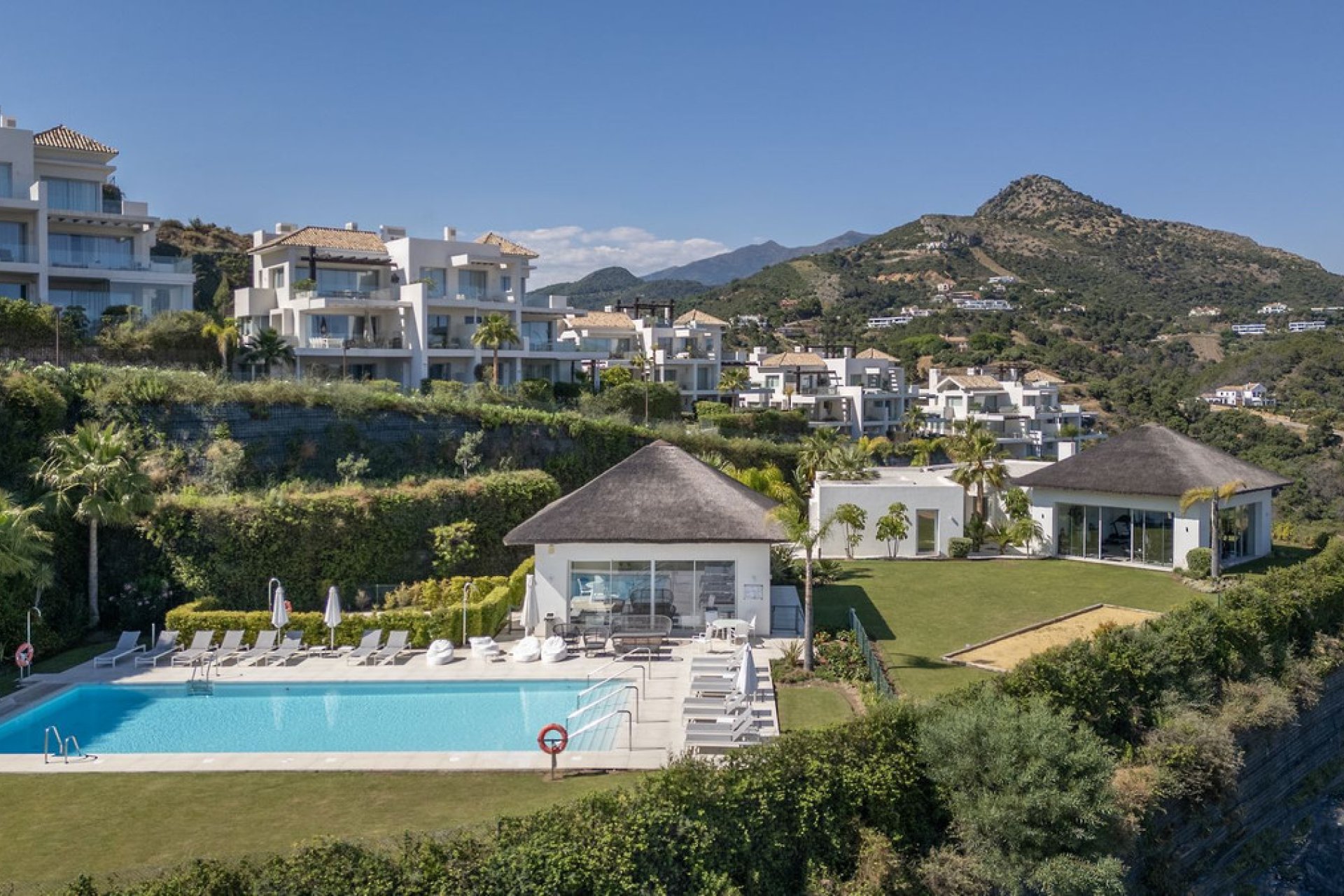 Resale - Apartment - Middle Floor Apartment - Benahavís - Benahavís Centro