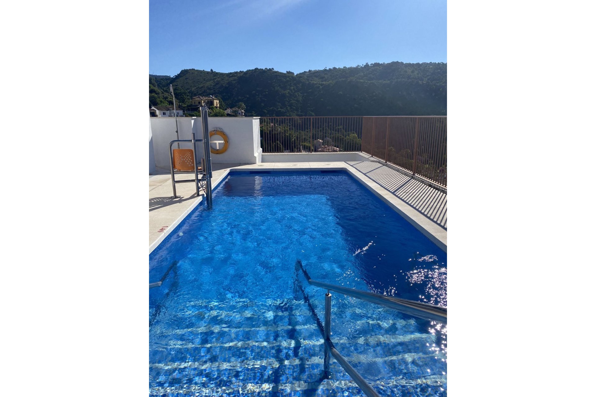 Resale - Apartment - Middle Floor Apartment - Benahavís - Benahavís Centro