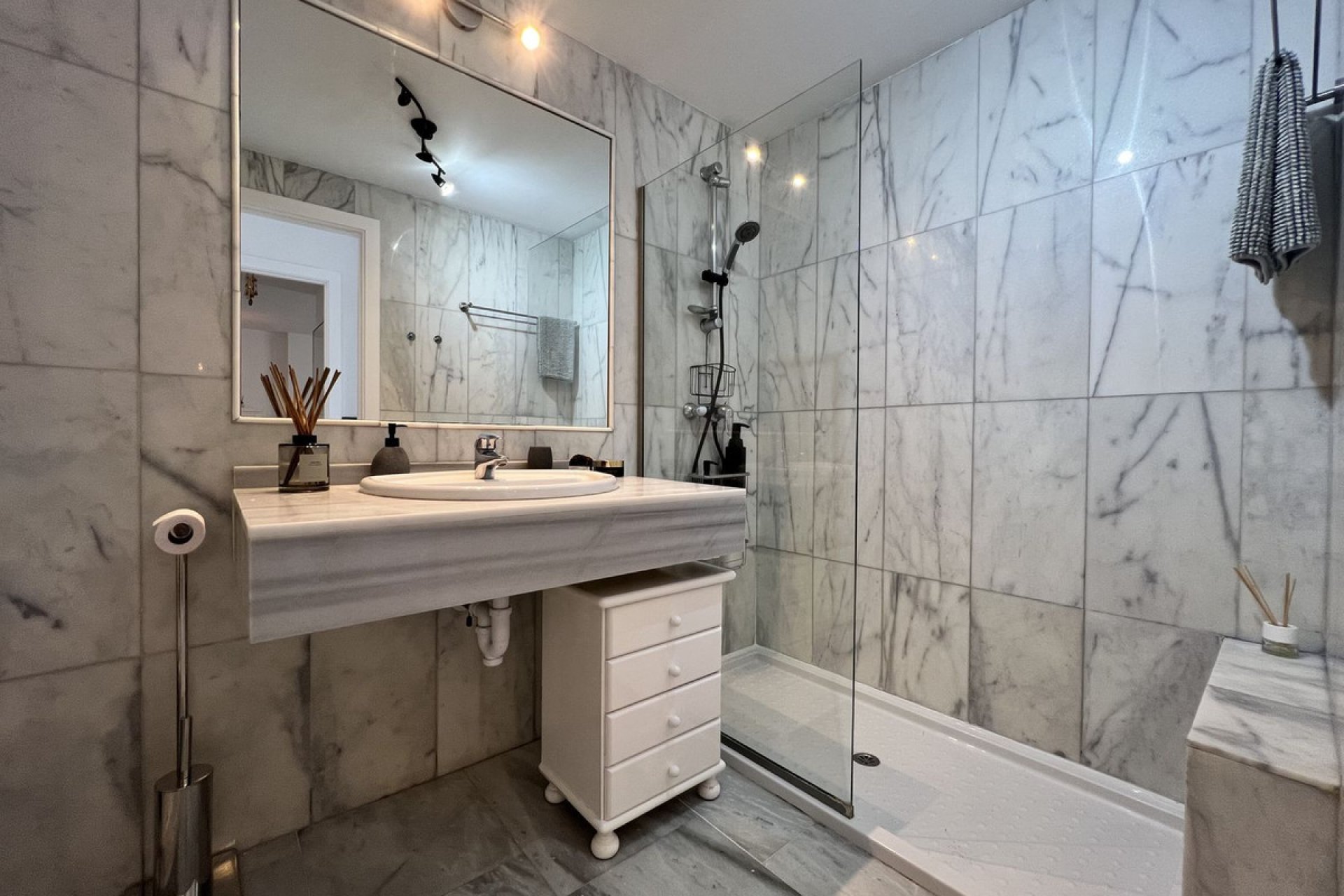 Resale - Apartment - Middle Floor Apartment - Benahavís - Benahavís Centro