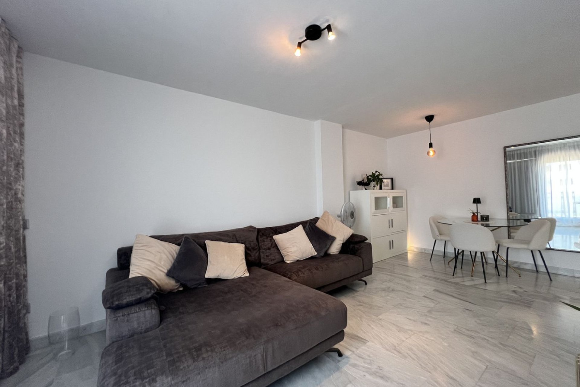 Resale - Apartment - Middle Floor Apartment - Benahavís - Benahavís Centro